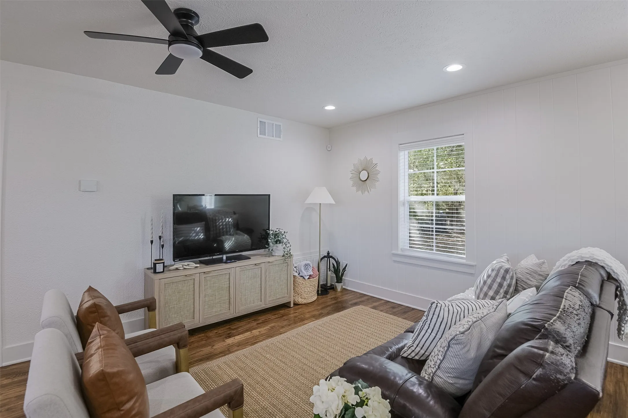 Single Family Residence For Sale in Ellis County , 313 Highland Avenue, Waxahachie, Texas 75165, 3 Bedroom, 1 Bathroom, Garage spaces, 1,072 Sqft, built in 1963, mls#21388729, Real Estate Agent in Waxahachie, Homes For Sale in Ellis county, Homes For Sale in Waxahachie, Realtor in Waxahachie Texas, Real Estate Brokerage Independent Realty Texas, Luminita Cordes Realtor