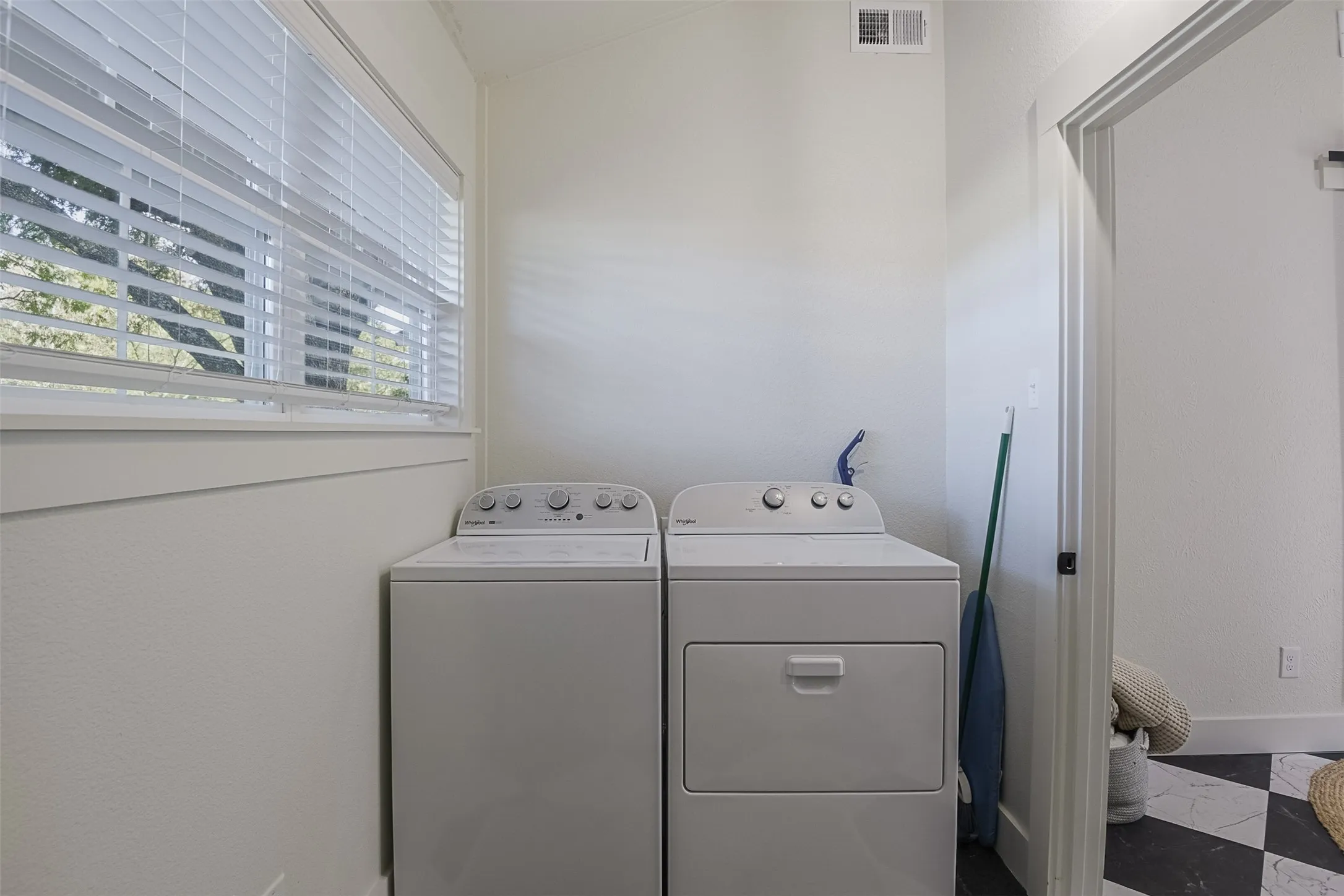 Single Family Residence For Sale in Ellis County , 313 Highland Avenue, Waxahachie, Texas 75165, 3 Bedroom, 1 Bathroom, Garage spaces, 1,072 Sqft, built in 1963, mls#21388729, Real Estate Agent in Waxahachie, Homes For Sale in Ellis county, Homes For Sale in Waxahachie, Realtor in Waxahachie Texas, Real Estate Brokerage Independent Realty Texas, Luminita Cordes Realtor