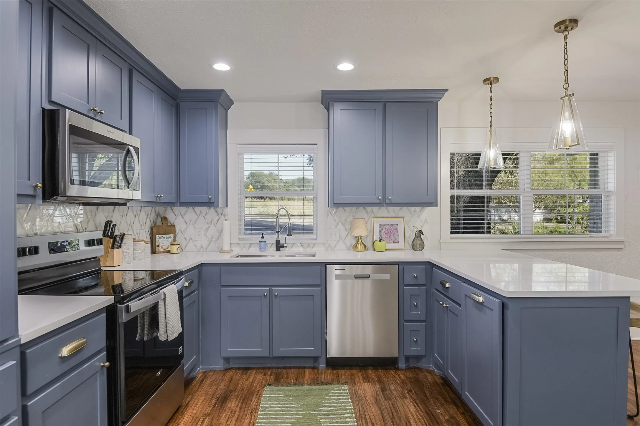 Single Family Residence For Sale in Ellis County , 313 Highland Avenue, Waxahachie, Texas 75165, 3 Bedroom, 1 Bathroom, Garage spaces, 1,072 Sqft, built in 1963, mls#21388729, Real Estate Agent in Waxahachie, Homes For Sale in Ellis county, Homes For Sale in Waxahachie, Realtor in Waxahachie Texas, Real Estate Brokerage Independent Realty Texas, Luminita Cordes Realtor