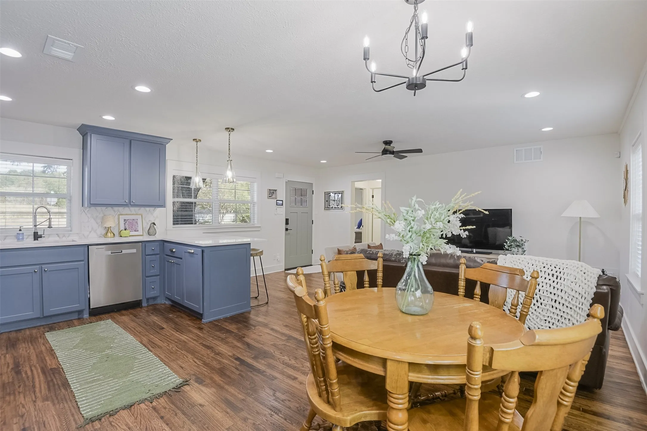 Single Family Residence For Sale in Ellis County , 313 Highland Avenue, Waxahachie, Texas 75165, 3 Bedroom, 1 Bathroom, Garage spaces, 1,072 Sqft, built in 1963, mls#21388729, Real Estate Agent in Waxahachie, Homes For Sale in Ellis county, Homes For Sale in Waxahachie, Realtor in Waxahachie Texas, Real Estate Brokerage Independent Realty Texas, Luminita Cordes Realtor