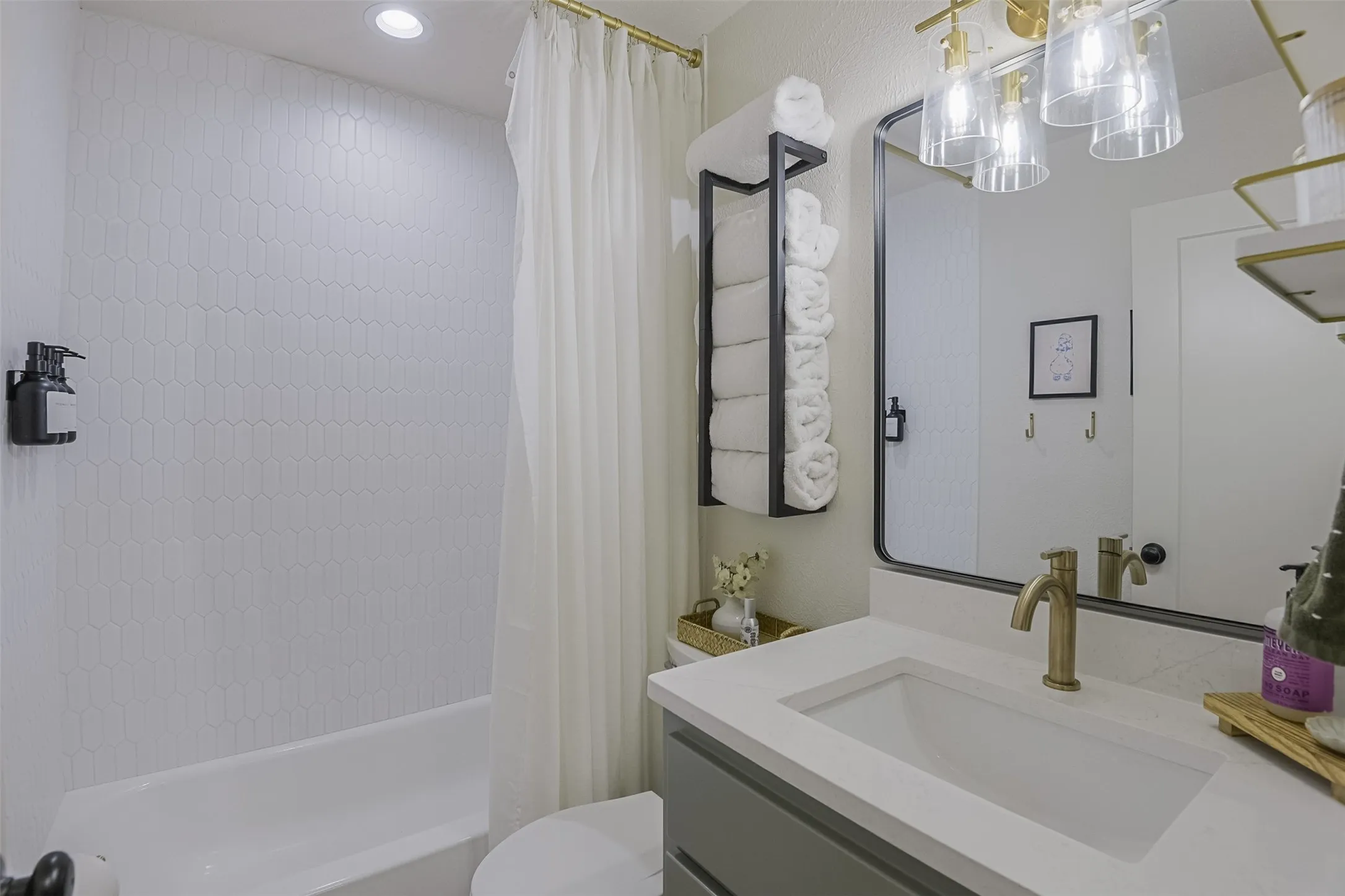 Single Family Residence For Sale in Ellis County , 313 Highland Avenue, Waxahachie, Texas 75165, 3 Bedroom, 1 Bathroom, Garage spaces, 1,072 Sqft, built in 1963, mls#21388729, Real Estate Agent in Waxahachie, Homes For Sale in Ellis county, Homes For Sale in Waxahachie, Realtor in Waxahachie Texas, Real Estate Brokerage Independent Realty Texas, Luminita Cordes Realtor