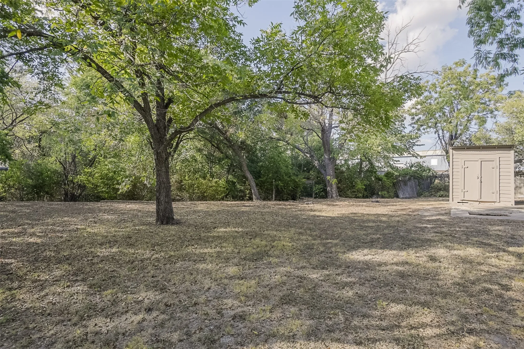 Single Family Residence For Sale in Ellis County , 313 Highland Avenue, Waxahachie, Texas 75165, 3 Bedroom, 1 Bathroom, Garage spaces, 1,072 Sqft, built in 1963, mls#21388729, Real Estate Agent in Waxahachie, Homes For Sale in Ellis county, Homes For Sale in Waxahachie, Realtor in Waxahachie Texas, Real Estate Brokerage Independent Realty Texas, Luminita Cordes Realtor