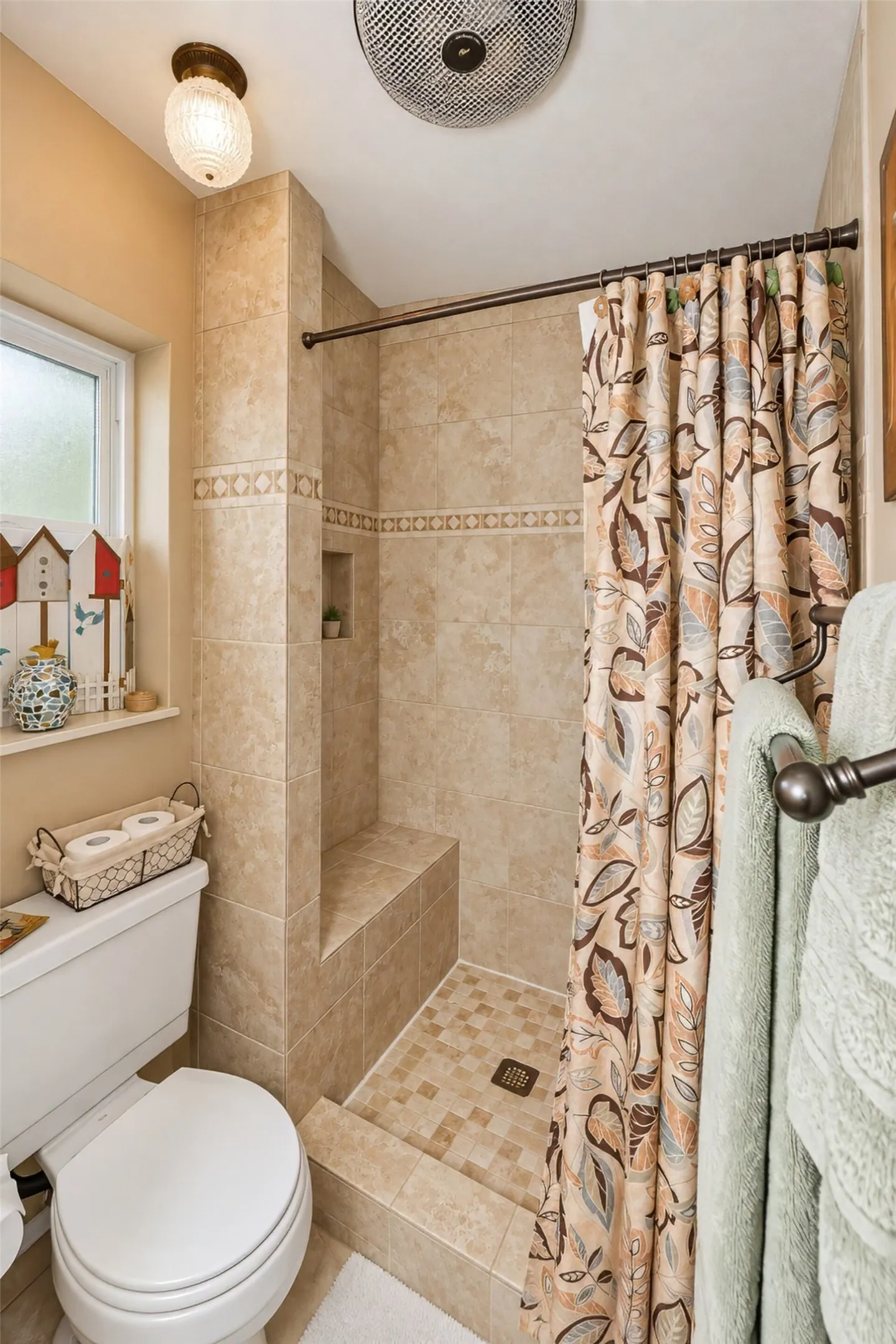 Tile shower enclosure with an integrated bench
