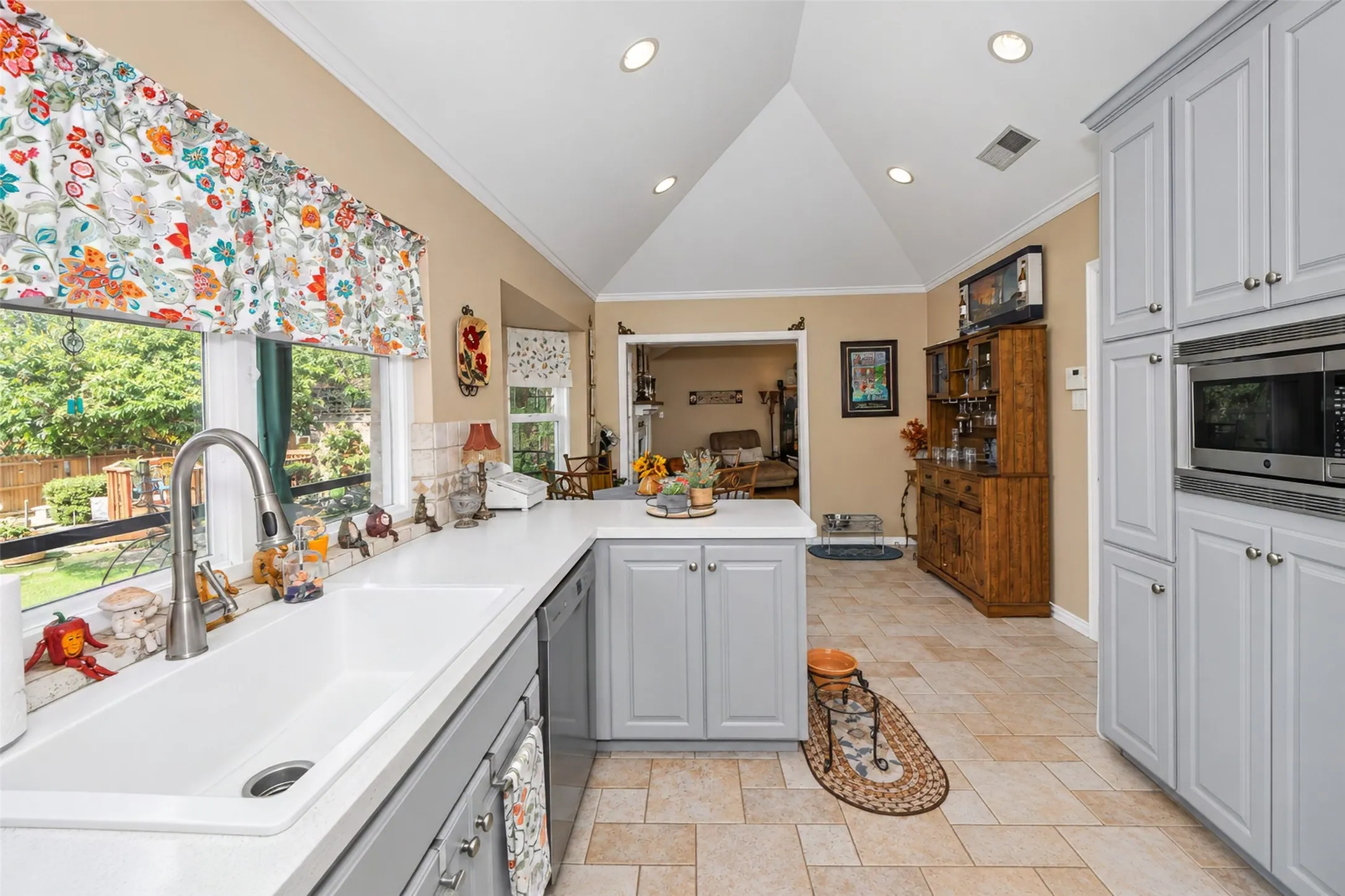 Vaulted ceiling with recessed lighting