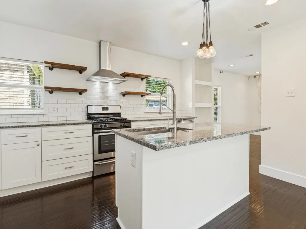 Single Family Residence For Sale in Dallas County , 914 Westmount Avenue, Dallas, Texas 75211, 2 Bedroom, 2 Bathroom, Garage spaces, 1,441 Sqft, built in 1946, mls#21389760, Real Estate Agent in Dallas, Homes For Sale in Dallas county, Homes For Sale in Dallas, Realtor in Dallas Texas, Real Estate Brokerage Independent Realty Texas, Luminita Cordes Realtor