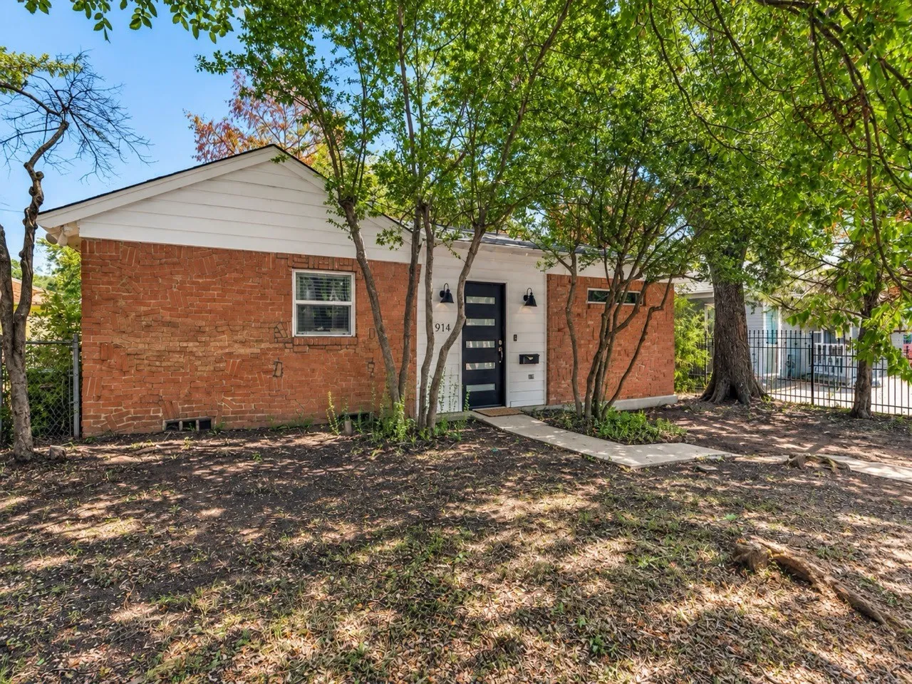 Single Family Residence For Sale in Dallas County , 914 Westmount Avenue, Dallas, Texas 75211, 2 Bedroom, 2 Bathroom, Garage spaces, 1,441 Sqft, built in 1946, mls#21389760, Real Estate Agent in Dallas, Homes For Sale in Dallas county, Homes For Sale in Dallas, Realtor in Dallas Texas, Real Estate Brokerage Independent Realty Texas, Luminita Cordes Realtor