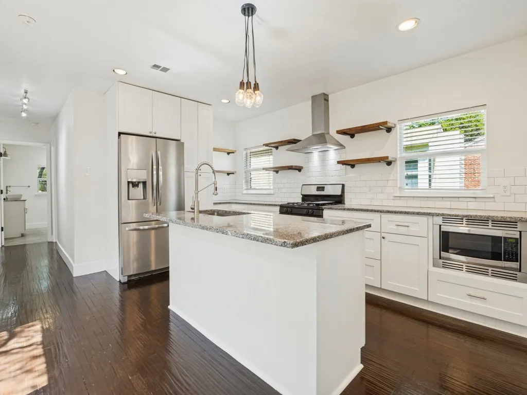 Single Family Residence For Sale in Dallas County , 914 Westmount Avenue, Dallas, Texas 75211, 2 Bedroom, 2 Bathroom, Garage spaces, 1,441 Sqft, built in 1946, mls#21389760, Real Estate Agent in Dallas, Homes For Sale in Dallas county, Homes For Sale in Dallas, Realtor in Dallas Texas, Real Estate Brokerage Independent Realty Texas, Luminita Cordes Realtor