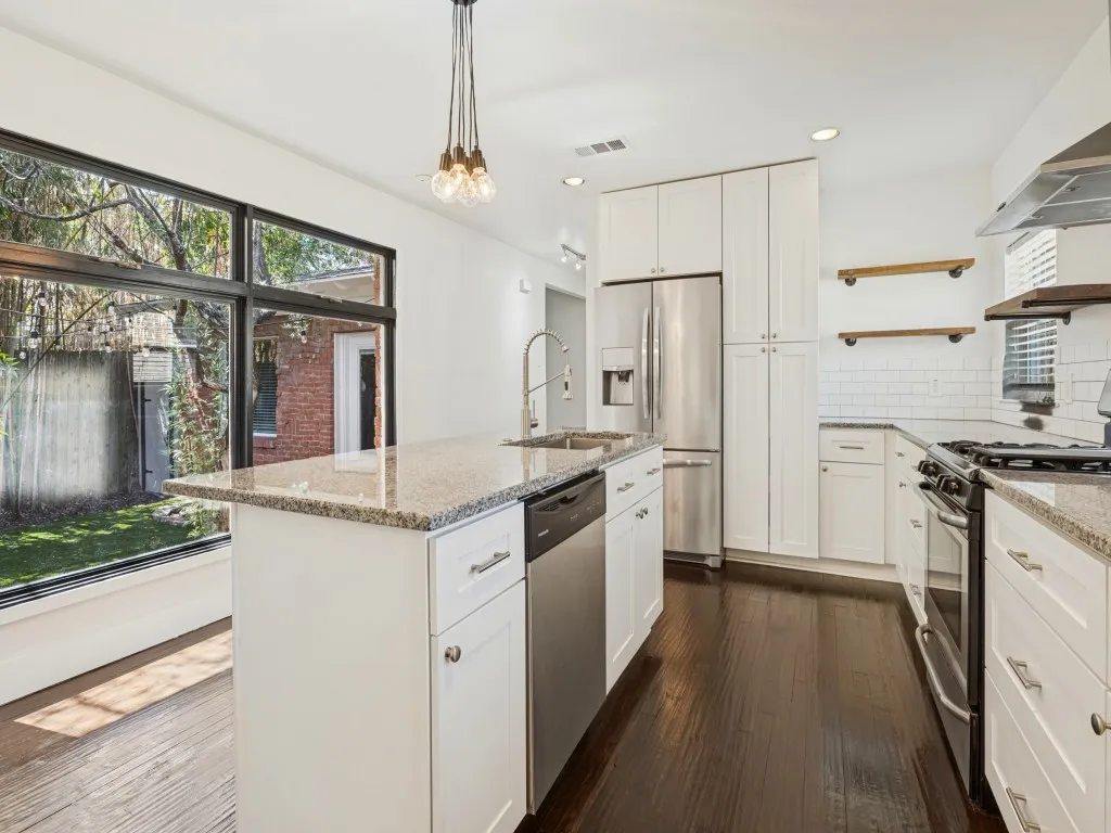 Single Family Residence For Sale in Dallas County , 914 Westmount Avenue, Dallas, Texas 75211, 2 Bedroom, 2 Bathroom, Garage spaces, 1,441 Sqft, built in 1946, mls#21389760, Real Estate Agent in Dallas, Homes For Sale in Dallas county, Homes For Sale in Dallas, Realtor in Dallas Texas, Real Estate Brokerage Independent Realty Texas, Luminita Cordes Realtor