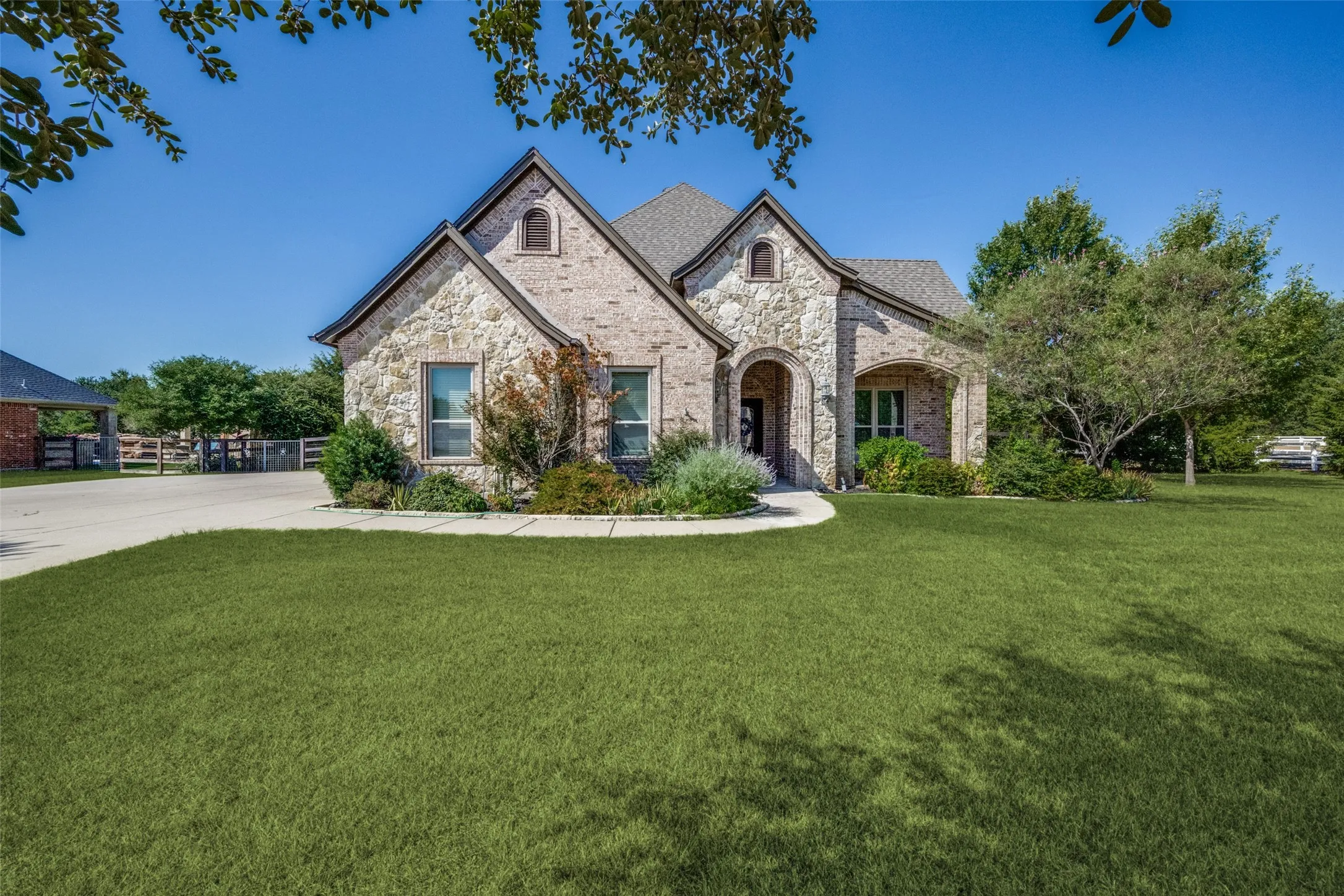 Single Family Residence For Sale in Denton County , 2709 Winthrop Hill Road, Denton, Texas 76226, 4 Bedroom, 3 Bathroom, 2 Garage spaces, 3,021 Sqft, built in 2005, mls#21389892, Real Estate Agent in Denton, Homes For Sale in Denton county, Homes For Sale in Denton, Realtor in Denton Texas, Real Estate Brokerage Independent Realty Texas, Luminita Cordes Realtor