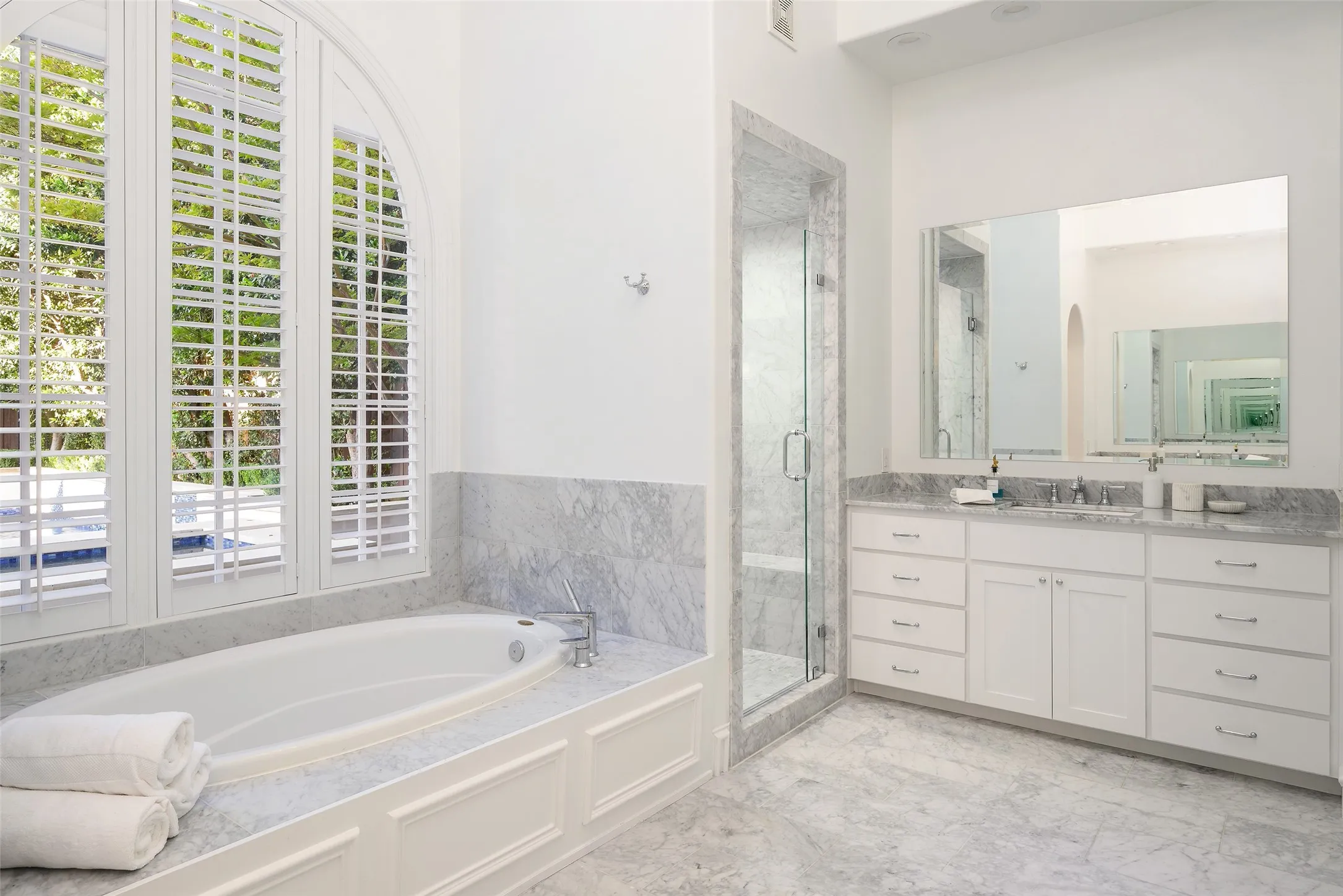 Single Family Residence For Sale in Dallas County , 6419 Lakehurst Avenue, Dallas, Texas 75230, 5 Bedroom, 7 Bathroom, 3 Garage spaces, 6,720 Sqft, built in 2000, mls#21389927, Real Estate Agent in Dallas, Homes For Sale in Dallas county, Homes For Sale in Dallas, Realtor in Dallas Texas, Real Estate Brokerage Independent Realty Texas, Luminita Cordes Realtor