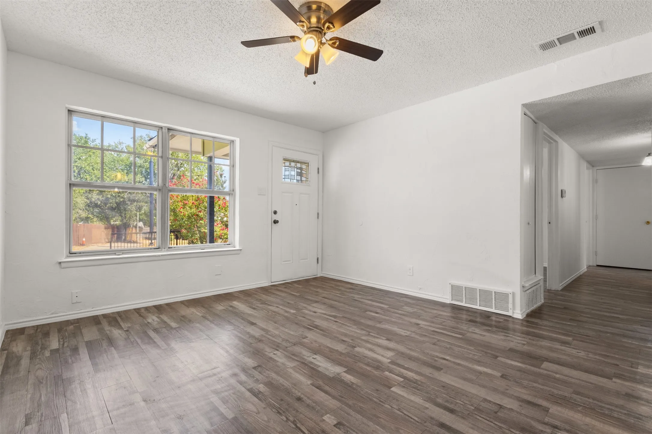 Single Family Residence For Sale in Dallas County , 2563 Wood Valley Drive, Dallas, Texas 75211, 4 Bedroom, 2 Bathroom, Garage spaces, 1,010 Sqft, built in 1961, mls#21387672, Real Estate Agent in Dallas, Homes For Sale in Dallas county, Homes For Sale in Dallas, Realtor in Dallas Texas, Real Estate Brokerage Independent Realty Texas, Luminita Cordes Realtor