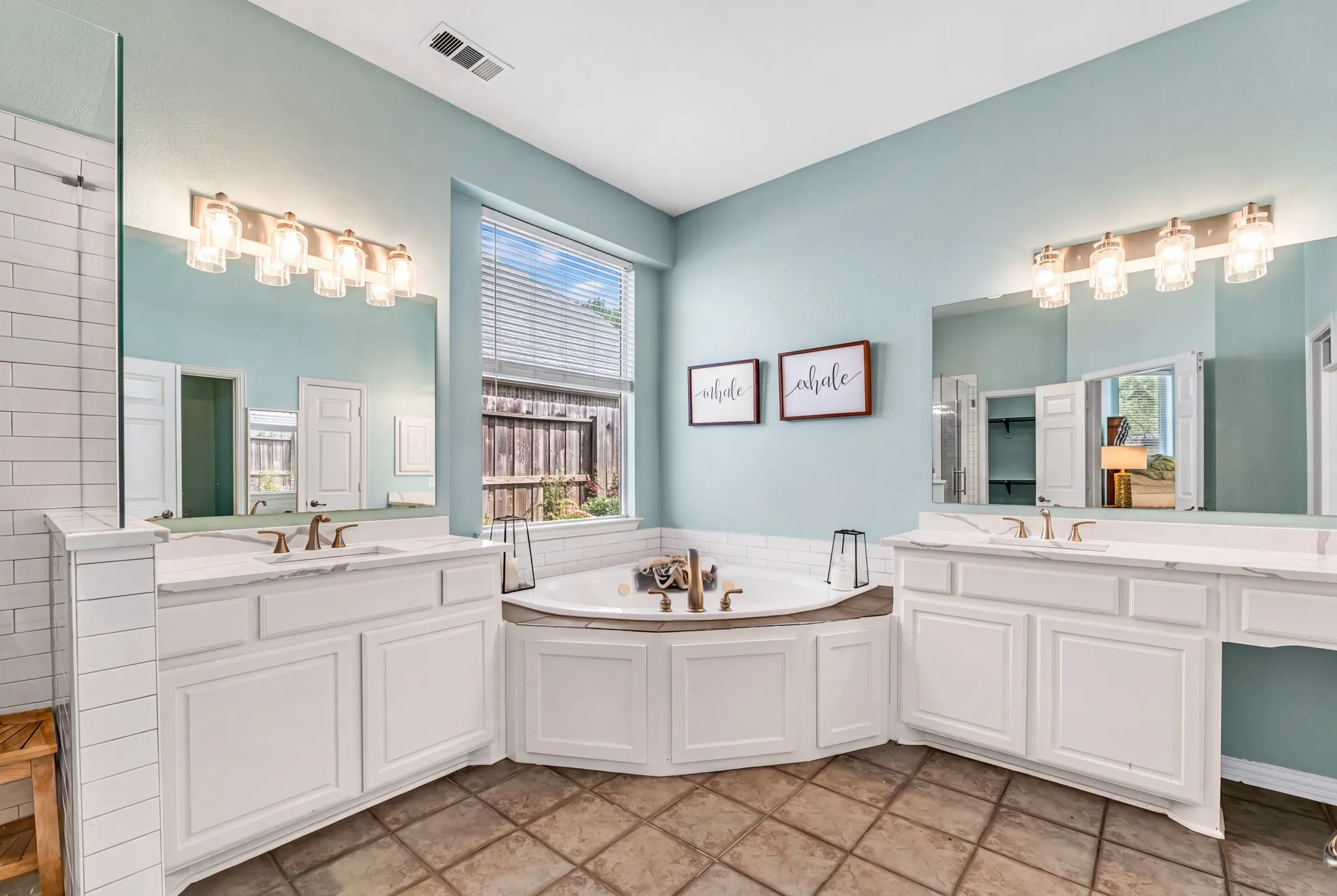 Single Family Residence For Sale in Denton County , 1620 Mc Greg Lane, Carrollton, Texas 75010, 4 Bedroom, 4 Bathroom, 3 Garage spaces, 3,487 Sqft, built in 2000, mls#21387714, Real Estate Agent in Carrollton, Homes For Sale in Denton county, Homes For Sale in Carrollton, Realtor in Carrollton Texas, Real Estate Brokerage Independent Realty Texas, Luminita Cordes Realtor