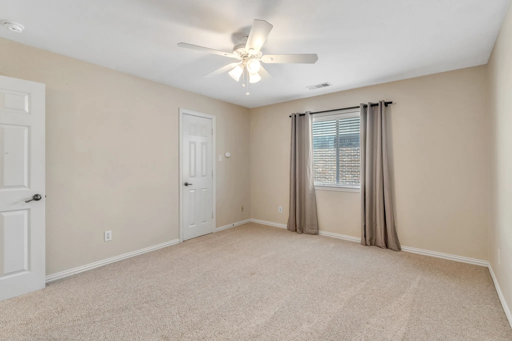 Bedroom 2 with
Single Bath