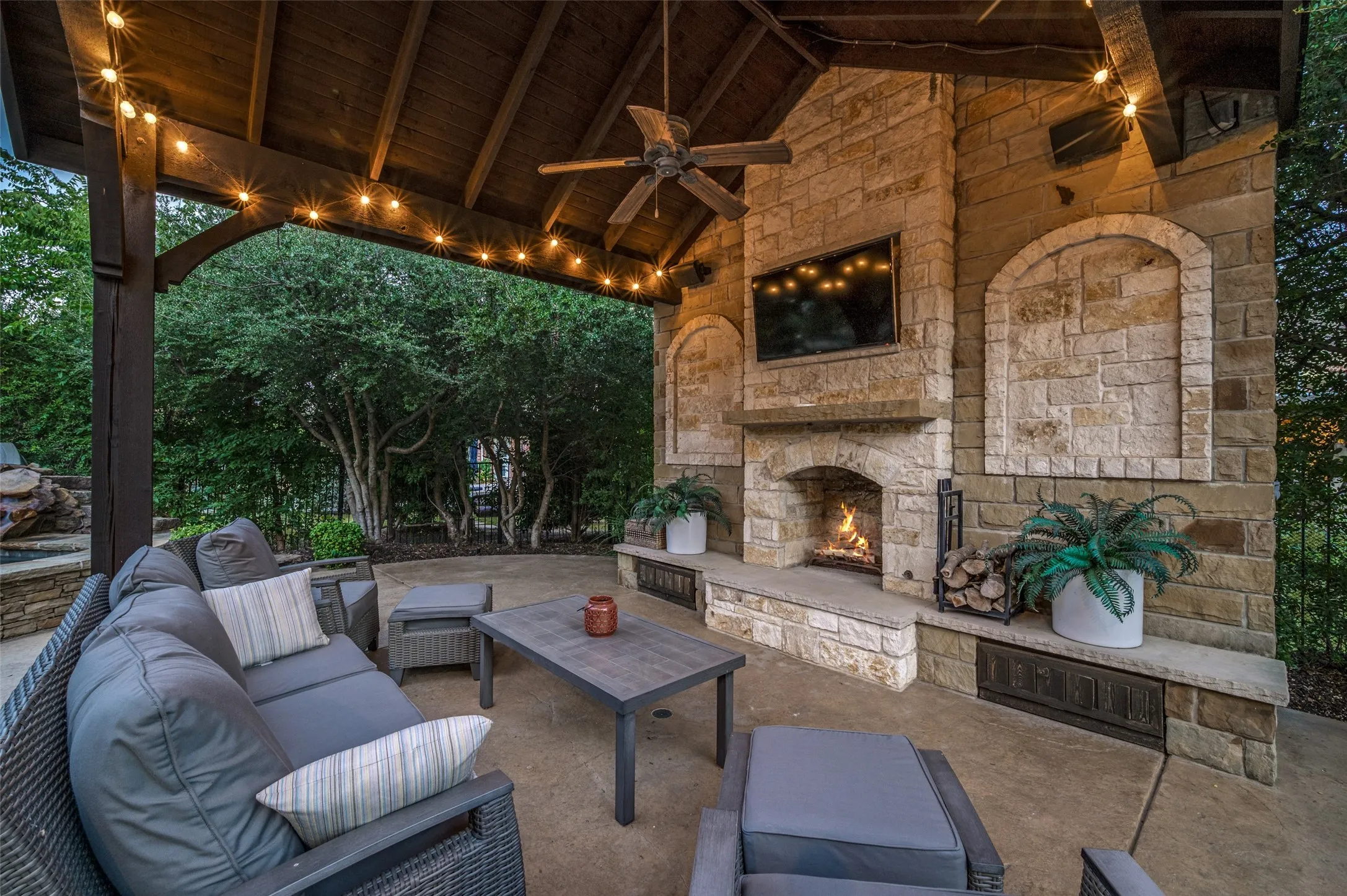 Single Family Residence For Sale in Collin County , 2570 BENDBROOK Trail, Prosper, Texas 75078, 5 Bedroom, 4 Bathroom, 3 Garage spaces, 4,019 Sqft, built in 2002, mls#21388863, Real Estate Agent in Prosper, Homes For Sale in Collin county, Homes For Sale in Prosper, Realtor in Prosper Texas, Real Estate Brokerage Independent Realty Texas, Luminita Cordes Realtor