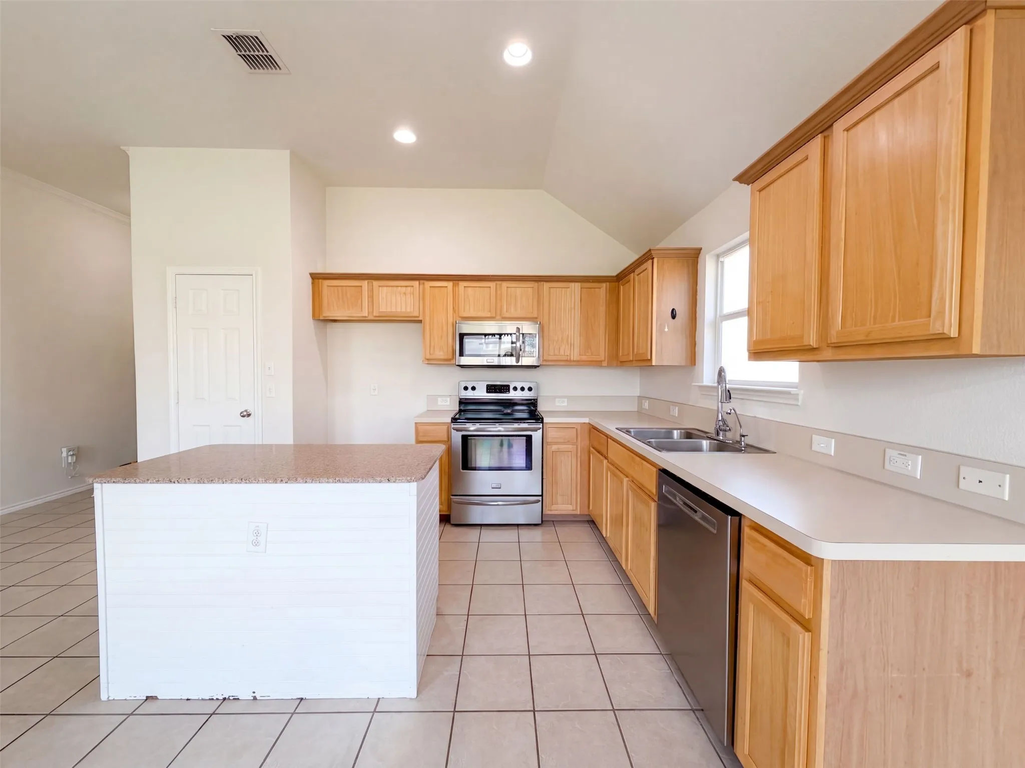 Single Family Residence For Sale in Collin County , 804 Bamboo Drive, Anna, Texas 75409, 3 Bedroom, 2 Bathroom, 2 Garage spaces, 1,412 Sqft, built in 2010, mls#21390087, Real Estate Agent in Anna, Homes For Sale in Collin county, Homes For Sale in Anna, Realtor in Anna Texas, Real Estate Brokerage Independent Realty Texas, Luminita Cordes Realtor