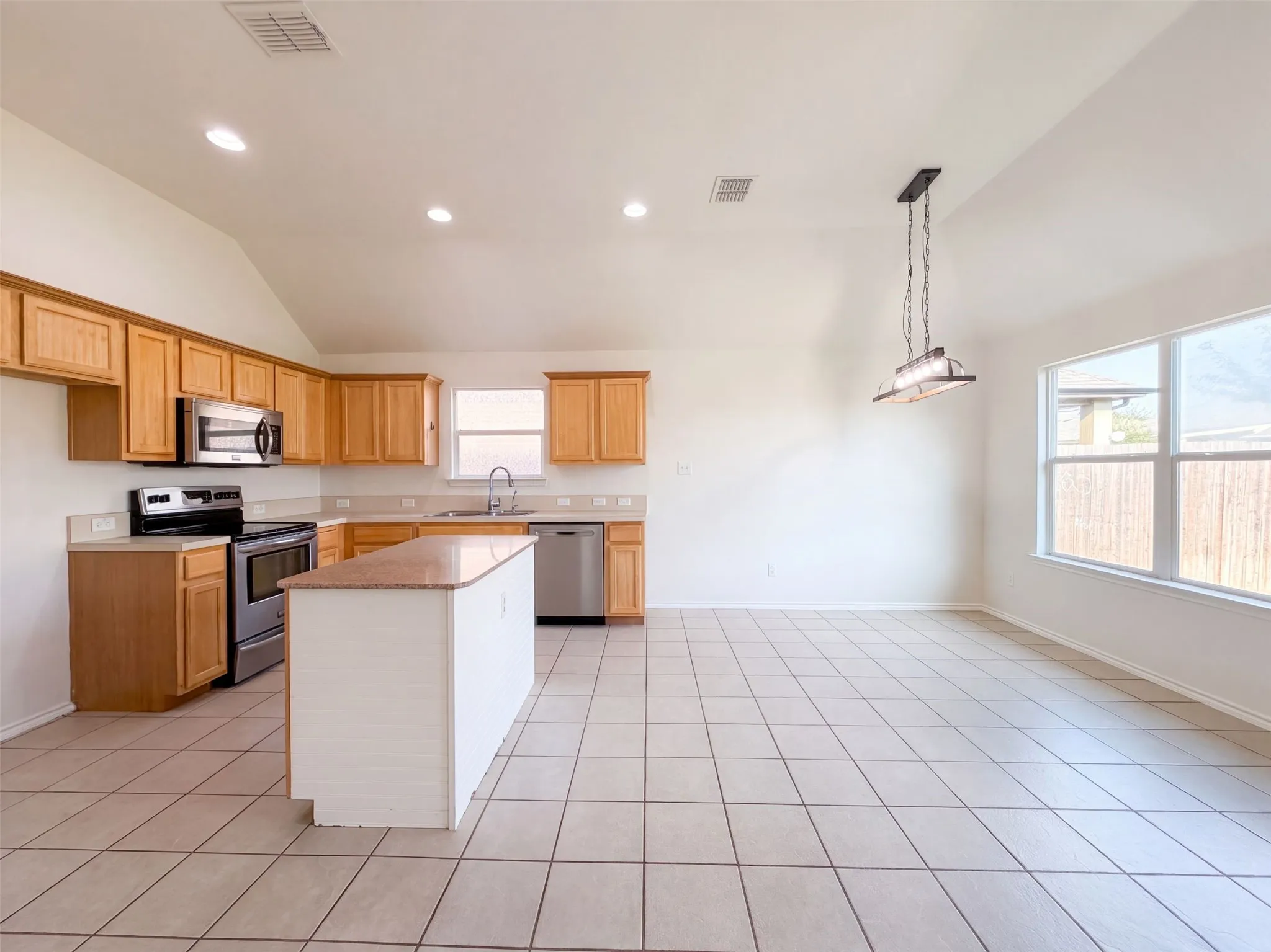 Single Family Residence For Sale in Collin County , 804 Bamboo Drive, Anna, Texas 75409, 3 Bedroom, 2 Bathroom, 2 Garage spaces, 1,412 Sqft, built in 2010, mls#21390087, Real Estate Agent in Anna, Homes For Sale in Collin county, Homes For Sale in Anna, Realtor in Anna Texas, Real Estate Brokerage Independent Realty Texas, Luminita Cordes Realtor