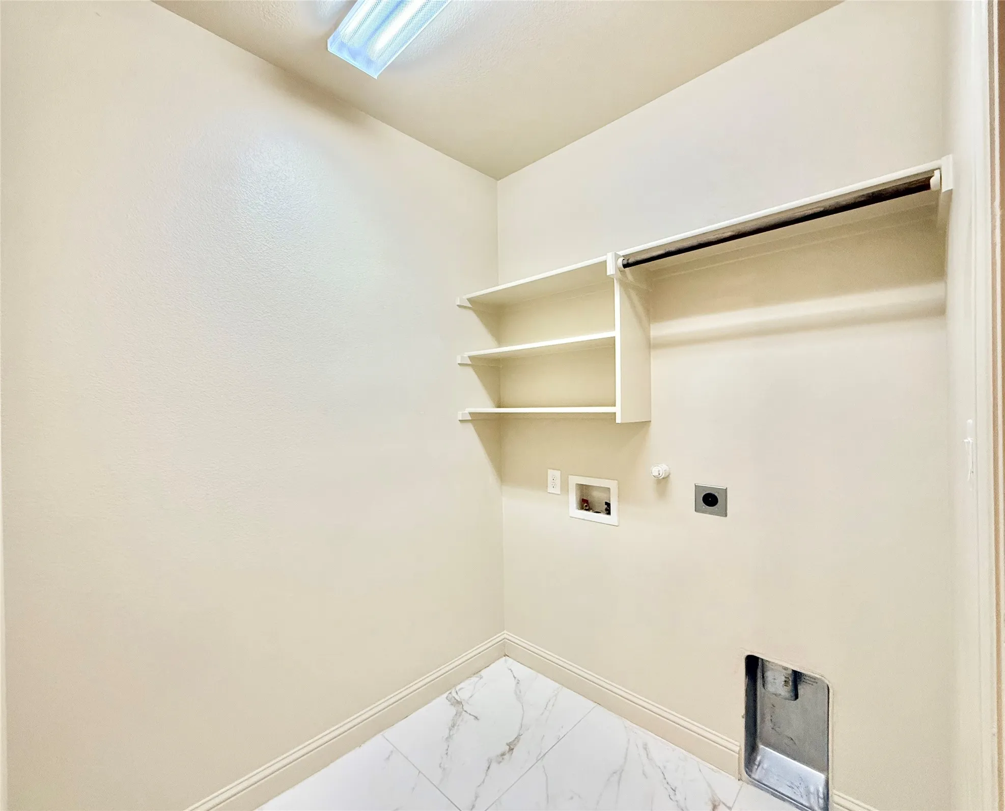 Single Family Residence For Sale in Dallas County , 220 Rolling Fork Bend, Irving, Texas 75039, 4 Bedroom, 4 Bathroom, 2 Garage spaces, 3,266 Sqft, built in 2012, mls#21389902, Real Estate Agent in Irving, Homes For Sale in Dallas county, Homes For Sale in Irving, Realtor in Irving Texas, Real Estate Brokerage Independent Realty Texas, Luminita Cordes Realtor