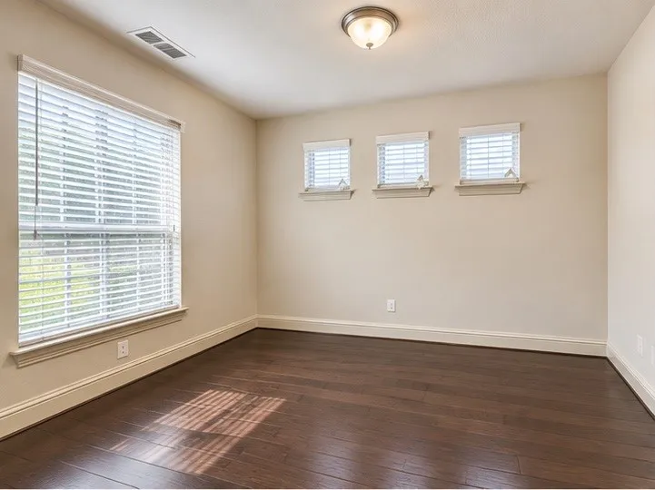 Single Family Residence For Sale in Dallas County , 220 Rolling Fork Bend, Irving, Texas 75039, 4 Bedroom, 4 Bathroom, 2 Garage spaces, 3,266 Sqft, built in 2012, mls#21389902, Real Estate Agent in Irving, Homes For Sale in Dallas county, Homes For Sale in Irving, Realtor in Irving Texas, Real Estate Brokerage Independent Realty Texas, Luminita Cordes Realtor