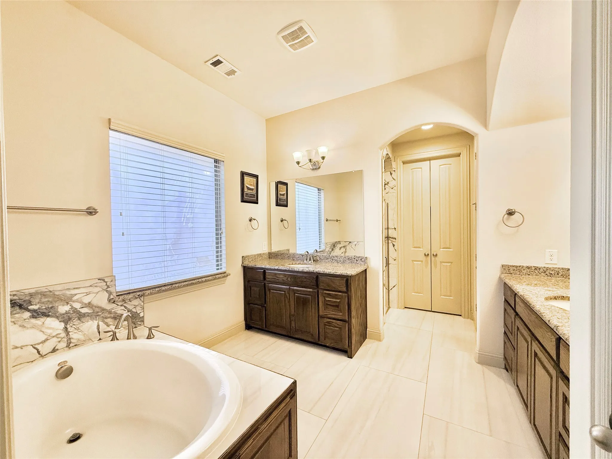 Single Family Residence For Sale in Dallas County , 220 Rolling Fork Bend, Irving, Texas 75039, 4 Bedroom, 4 Bathroom, 2 Garage spaces, 3,266 Sqft, built in 2012, mls#21389902, Real Estate Agent in Irving, Homes For Sale in Dallas county, Homes For Sale in Irving, Realtor in Irving Texas, Real Estate Brokerage Independent Realty Texas, Luminita Cordes Realtor