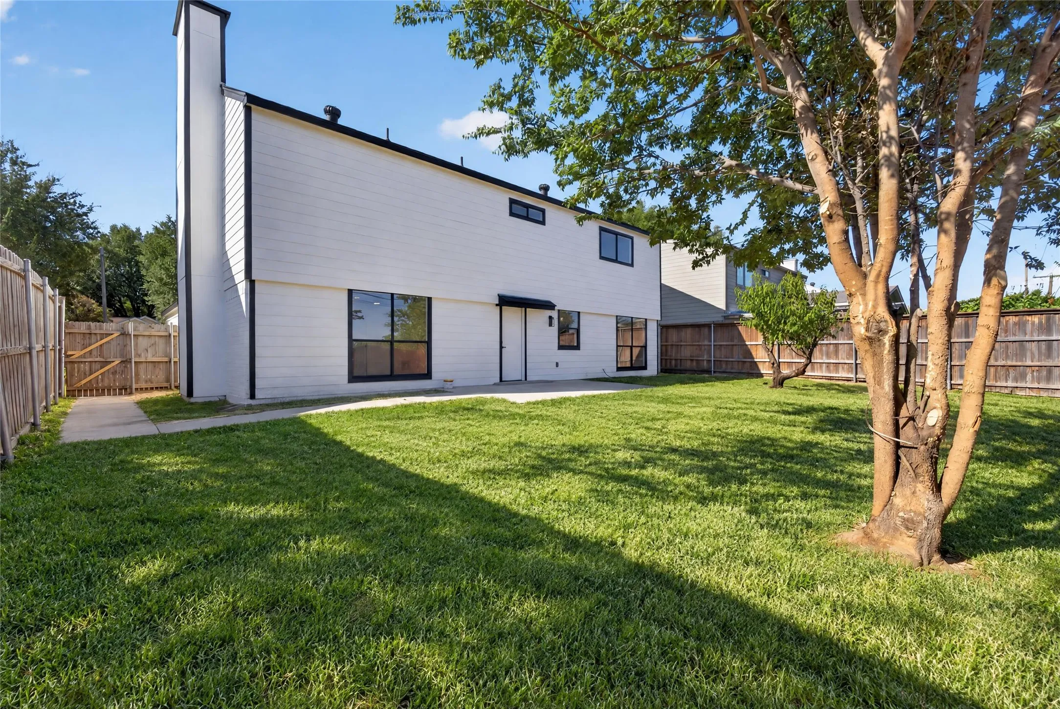 Single Family Residence For Sale in Tarrant County , 2630 Winslow Drive, Grand Prairie, Texas 75052, 4 Bedroom, 3 Bathroom, 2 Garage spaces, 2,332 Sqft, built in 1983, mls#21390050, Real Estate Agent in Grand Prairie, Homes For Sale in Tarrant county, Homes For Sale in Grand Prairie, Realtor in Grand Prairie Texas, Real Estate Brokerage Independent Realty Texas, Luminita Cordes Realtor