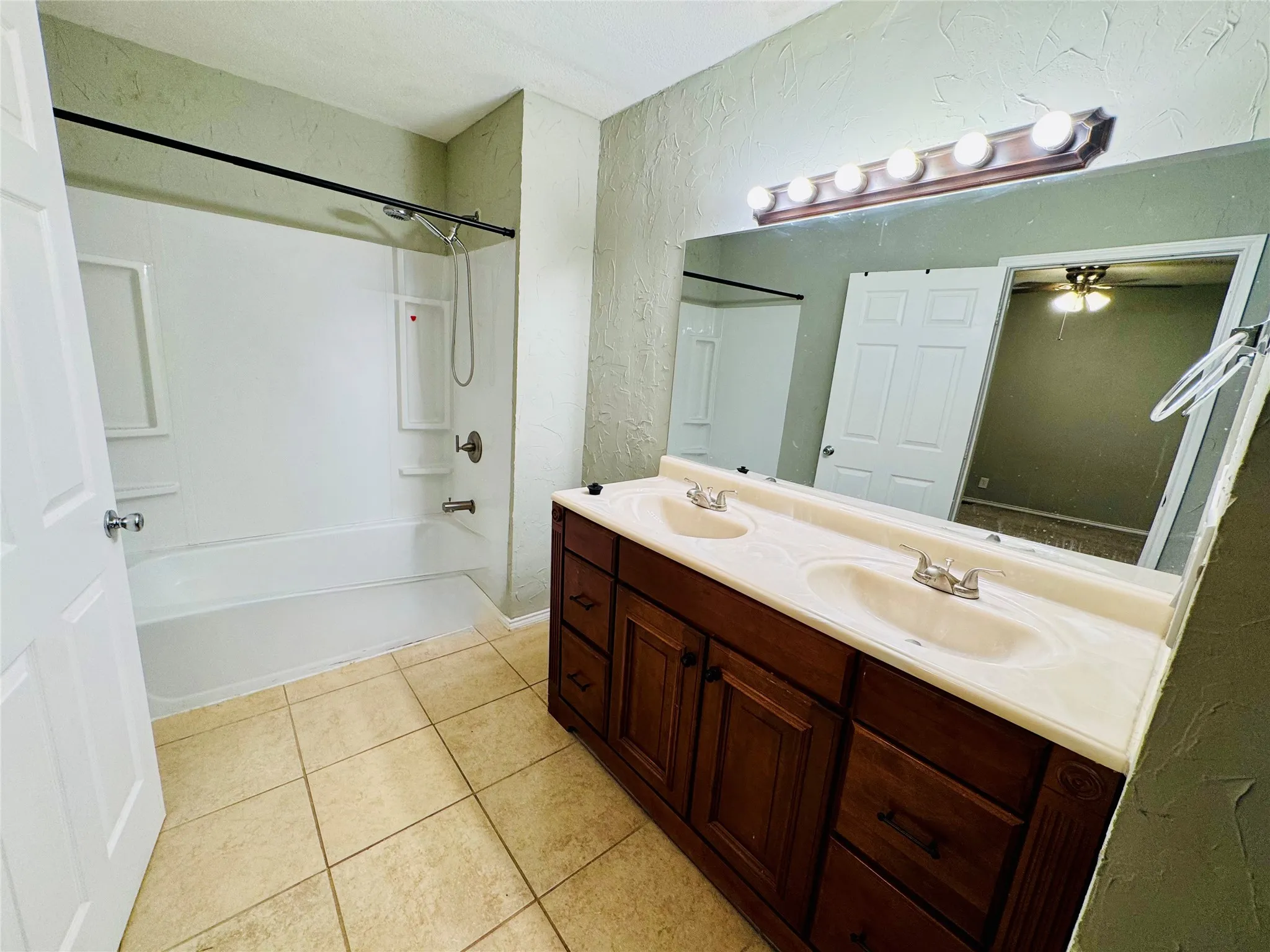 Ensuite bathroom, dual sinks,
tub/shower combo.