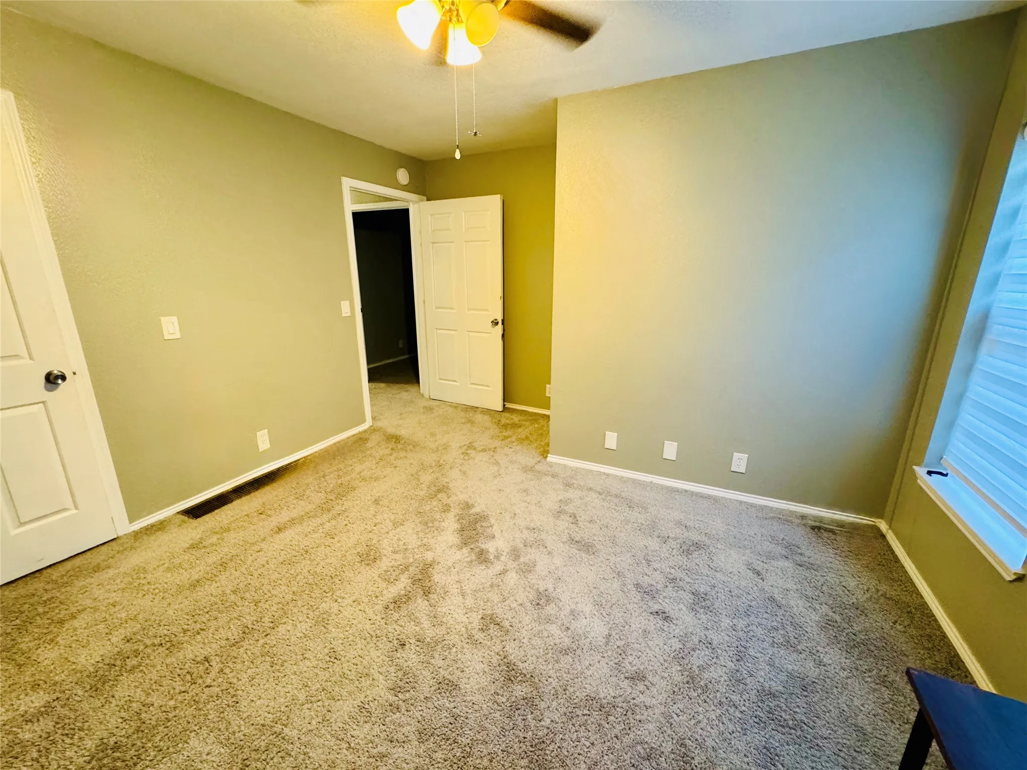 Bright bedroom with ceilng fan