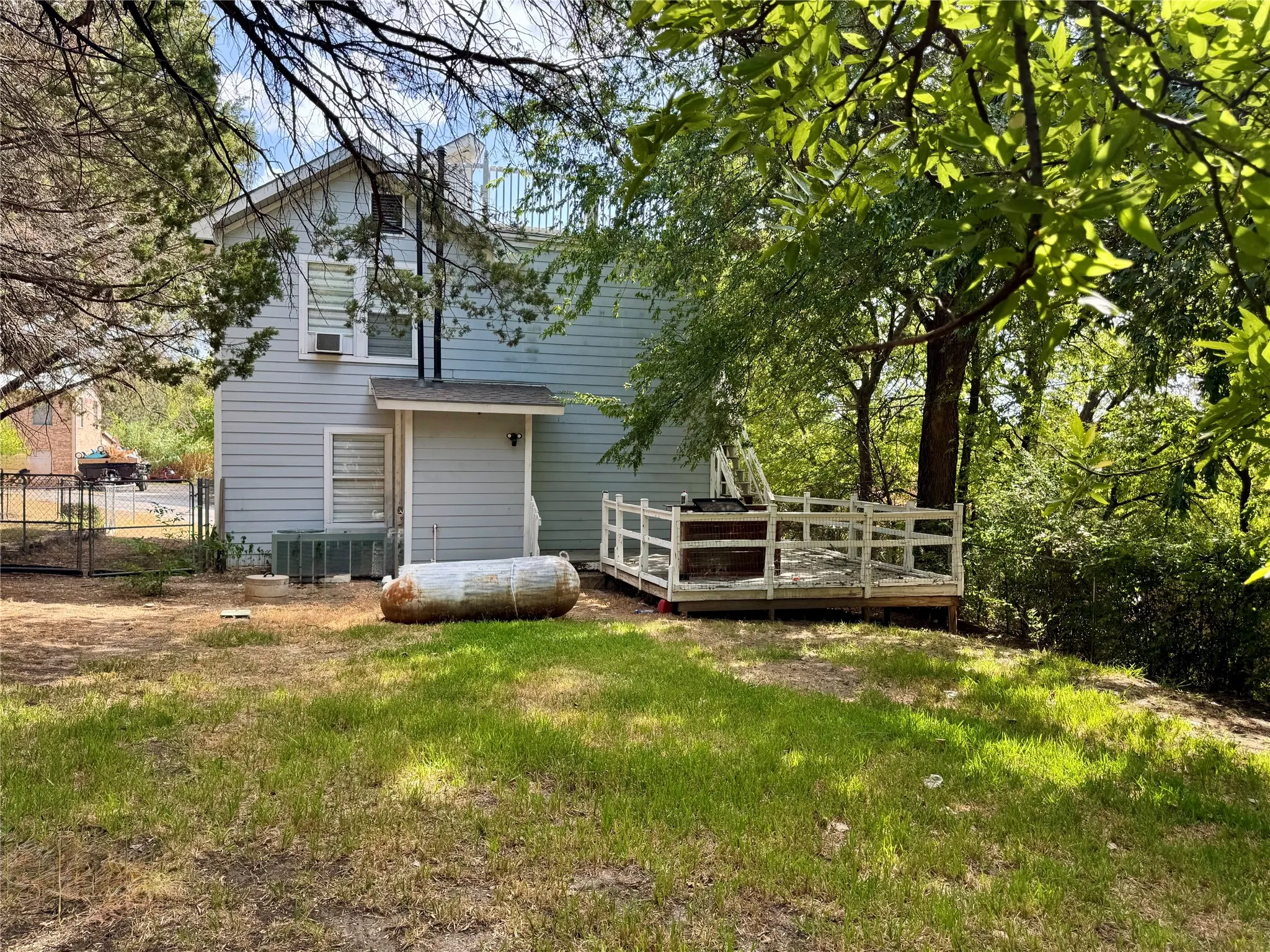 Nice large deck, lots of shade, fenced