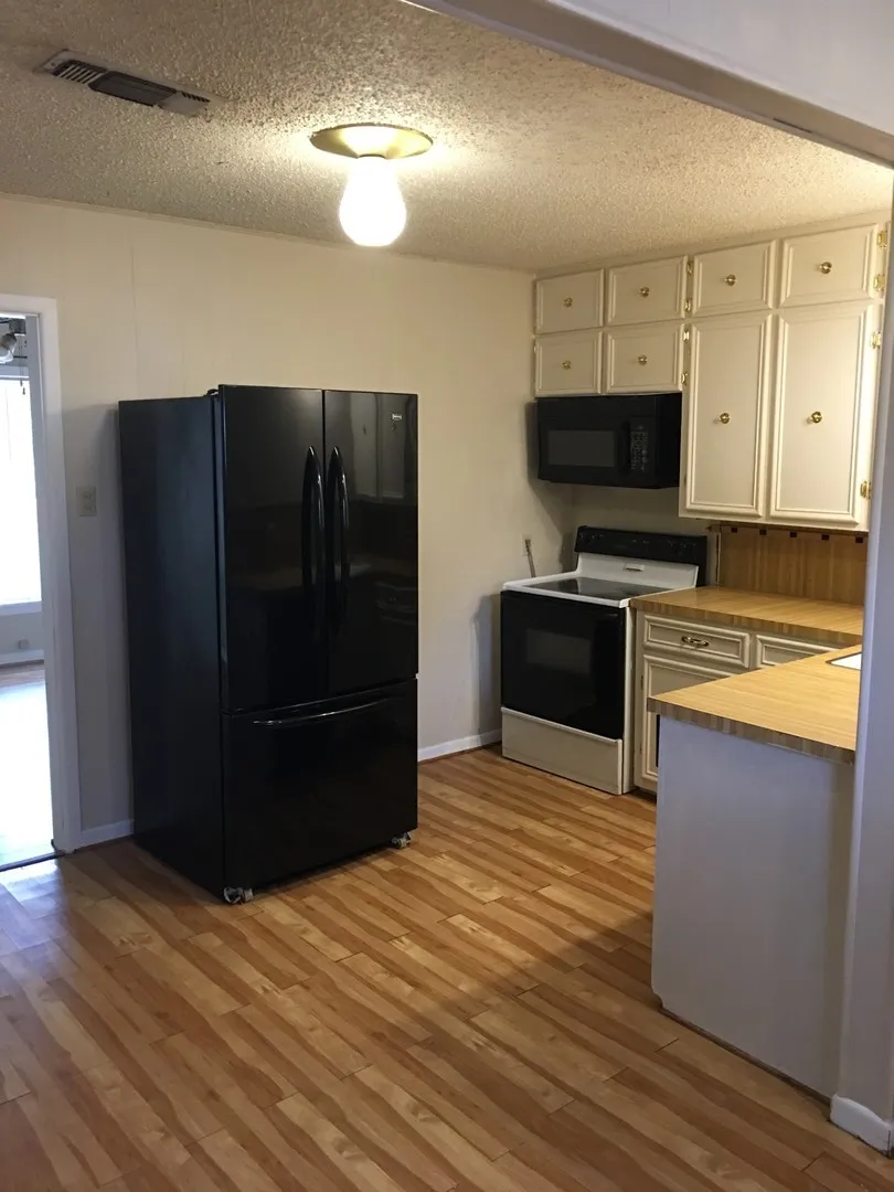 Single Family Residence For Rent in Taylor County , 1009 Locust Street, Abilene, Texas 79536, 3 Bedroom, 2 Bathroom, Garage spaces, 1,200 Sqft, built in 1949, mls#21390110, Real Estate Agent in Abilene, Homes For Rent in Taylor county, Homes For Rent in Abilene, Realtor in Abilene Texas, Real Estate Brokerage Independent Realty Texas, Luminita Cordes Realtor