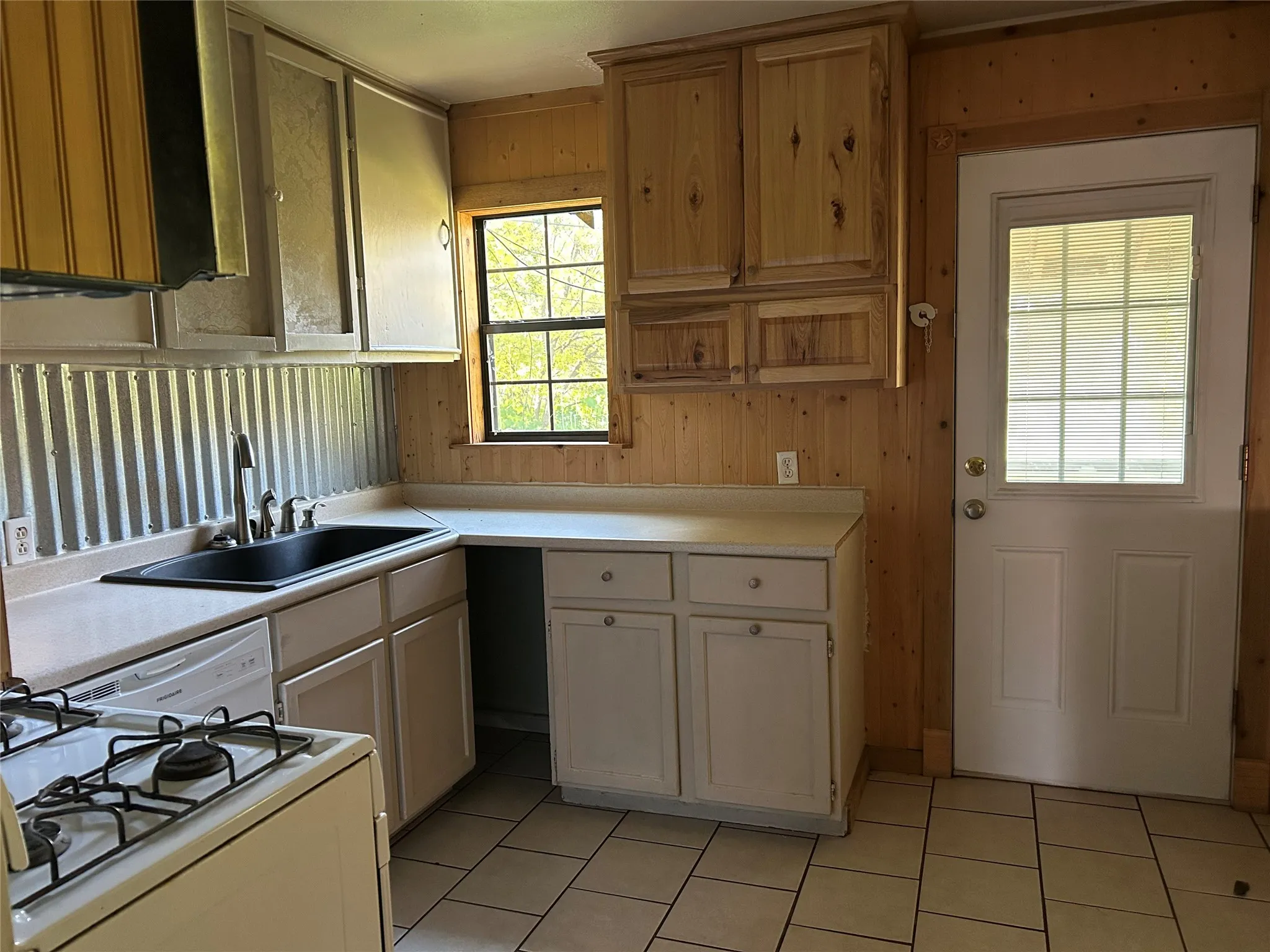 Single Family Residence For Rent in Taylor County , 2210 Vine Street, Abilene, Texas 79602, 3 Bedroom, 1 Bathroom, Garage spaces, 1,120 Sqft, built in 1950, mls#21390112, Real Estate Agent in Abilene, Homes For Rent in Taylor county, Homes For Rent in Abilene, Realtor in Abilene Texas, Real Estate Brokerage Independent Realty Texas, Luminita Cordes Realtor
