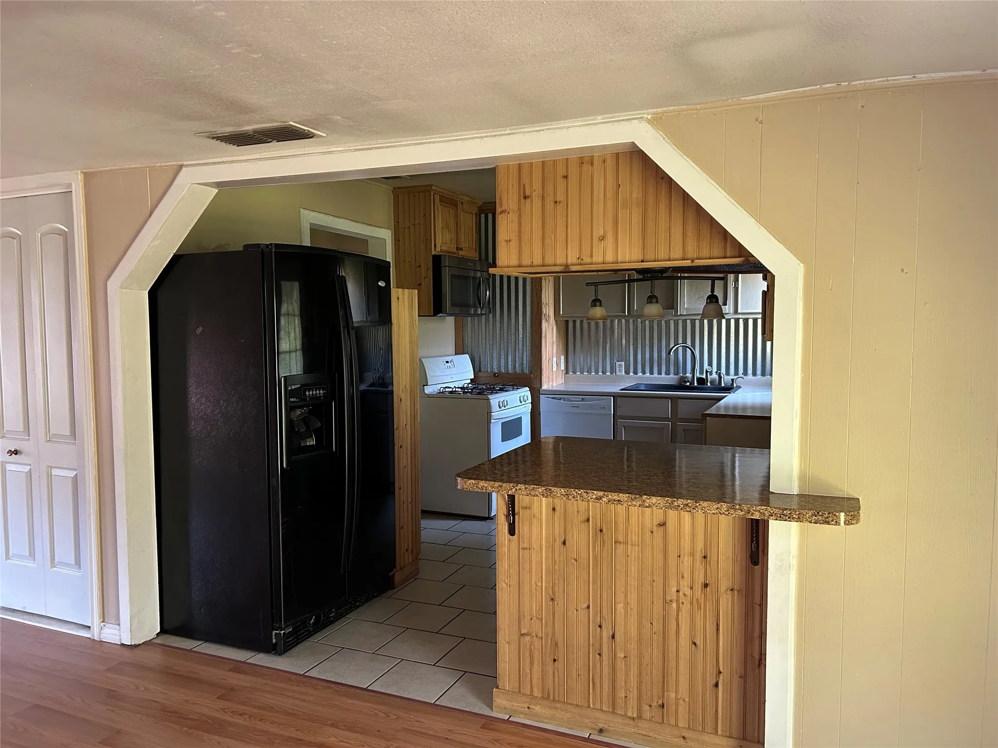 Single Family Residence For Rent in Taylor County , 2210 Vine Street, Abilene, Texas 79602, 3 Bedroom, 1 Bathroom, Garage spaces, 1,120 Sqft, built in 1950, mls#21390112, Real Estate Agent in Abilene, Homes For Rent in Taylor county, Homes For Rent in Abilene, Realtor in Abilene Texas, Real Estate Brokerage Independent Realty Texas, Luminita Cordes Realtor