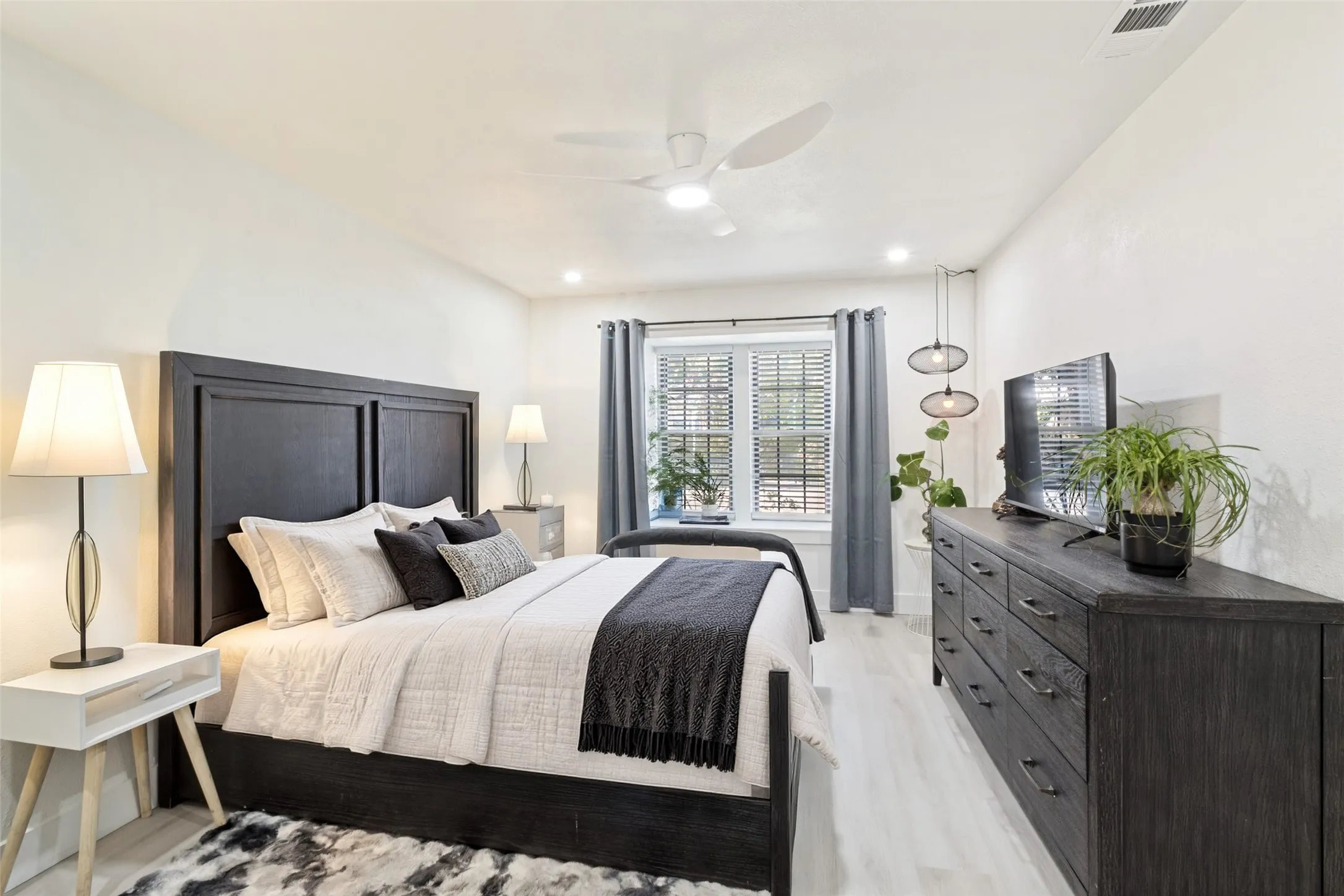 Recessed lighting, ceiling fan, wood-finish flooring, window with blinds, and pendant lighting fixtures