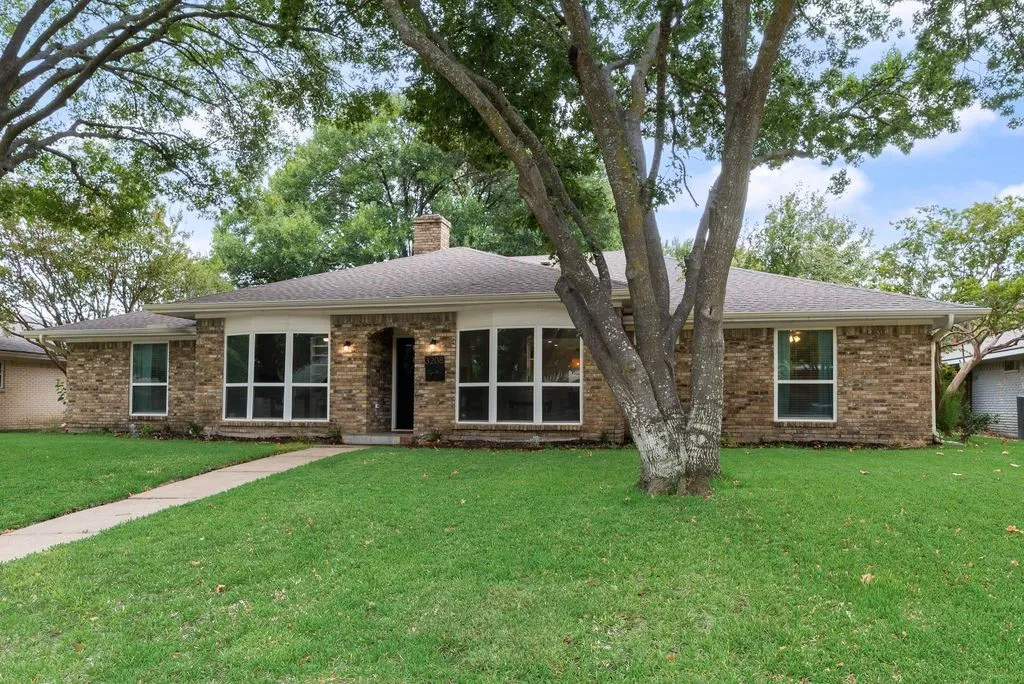 Single Family Residence For Sale in Collin County , 3208 Robin Road, Plano, Texas 75075, 4 Bedroom, 3 Bathroom, 2 Garage spaces, 2,395 Sqft, built in 1975, mls#21389113, Real Estate Agent in Plano, Homes For Sale in Collin county, Homes For Sale in Plano, Realtor in Plano Texas, Real Estate Brokerage Independent Realty Texas, Luminita Cordes Realtor