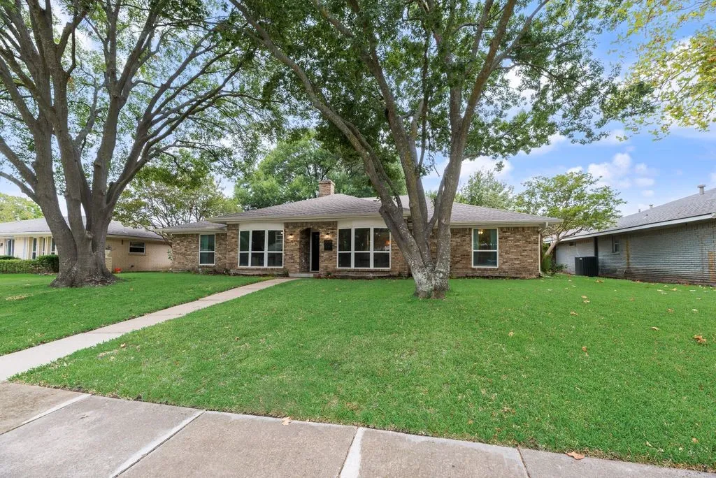 Single Family Residence For Sale in Collin County , 3208 Robin Road, Plano, Texas 75075, 4 Bedroom, 3 Bathroom, 2 Garage spaces, 2,395 Sqft, built in 1975, mls#21389113, Real Estate Agent in Plano, Homes For Sale in Collin county, Homes For Sale in Plano, Realtor in Plano Texas, Real Estate Brokerage Independent Realty Texas, Luminita Cordes Realtor