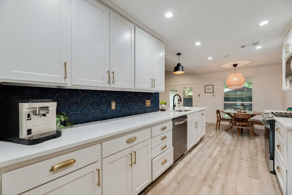 Single Family Residence For Sale in Collin County , 3208 Robin Road, Plano, Texas 75075, 4 Bedroom, 3 Bathroom, 2 Garage spaces, 2,395 Sqft, built in 1975, mls#21389113, Real Estate Agent in Plano, Homes For Sale in Collin county, Homes For Sale in Plano, Realtor in Plano Texas, Real Estate Brokerage Independent Realty Texas, Luminita Cordes Realtor