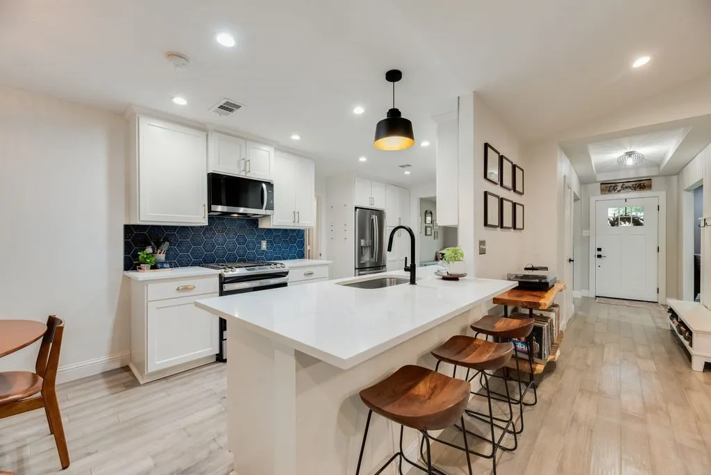 Single Family Residence For Sale in Collin County , 3208 Robin Road, Plano, Texas 75075, 4 Bedroom, 3 Bathroom, 2 Garage spaces, 2,395 Sqft, built in 1975, mls#21389113, Real Estate Agent in Plano, Homes For Sale in Collin county, Homes For Sale in Plano, Realtor in Plano Texas, Real Estate Brokerage Independent Realty Texas, Luminita Cordes Realtor