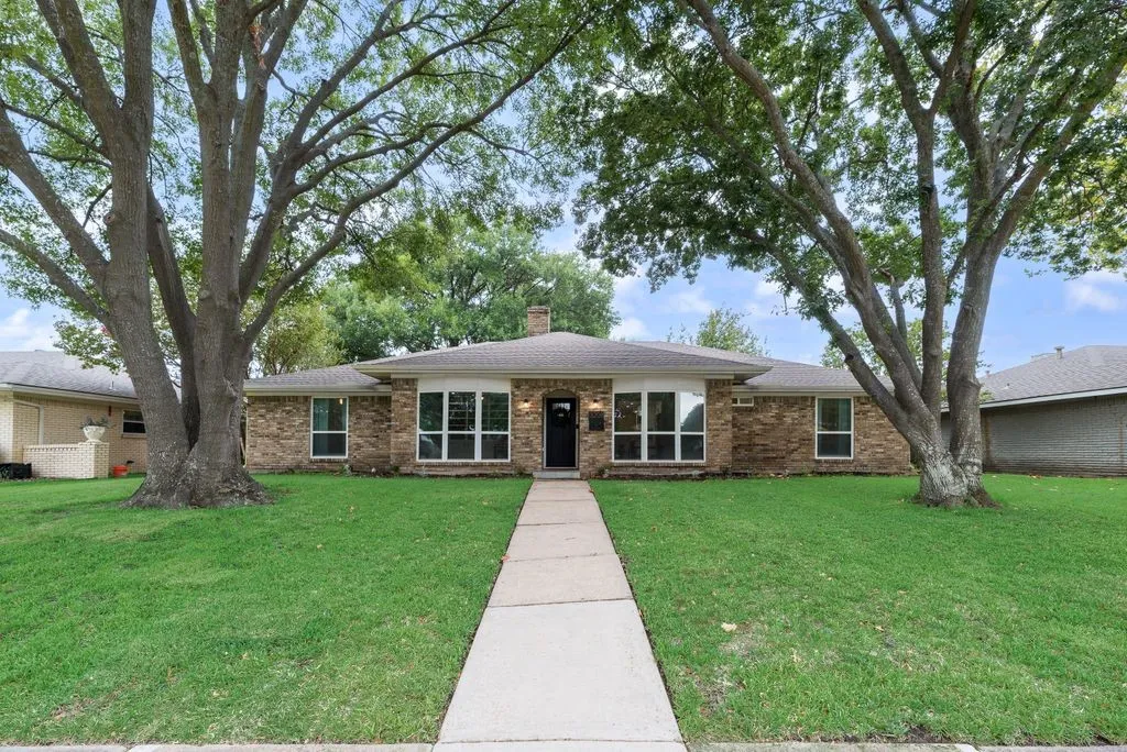 Single Family Residence For Sale in Collin County , 3208 Robin Road, Plano, Texas 75075, 4 Bedroom, 3 Bathroom, 2 Garage spaces, 2,395 Sqft, built in 1975, mls#21389113, Real Estate Agent in Plano, Homes For Sale in Collin county, Homes For Sale in Plano, Realtor in Plano Texas, Real Estate Brokerage Independent Realty Texas, Luminita Cordes Realtor