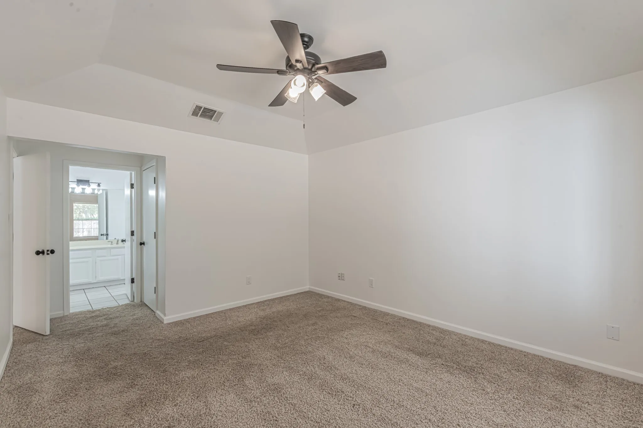 Single Family Residence For Sale in Tarrant County , 5522 Yaupon Drive, Arlington, Texas 76018, 3 Bedroom, 2 Bathroom, 2 Garage spaces, 1,325 Sqft, built in 1984, mls#21389150, Real Estate Agent in Arlington, Homes For Sale in Tarrant county, Homes For Sale in Arlington, Realtor in Arlington Texas, Real Estate Brokerage Independent Realty Texas, Luminita Cordes Realtor