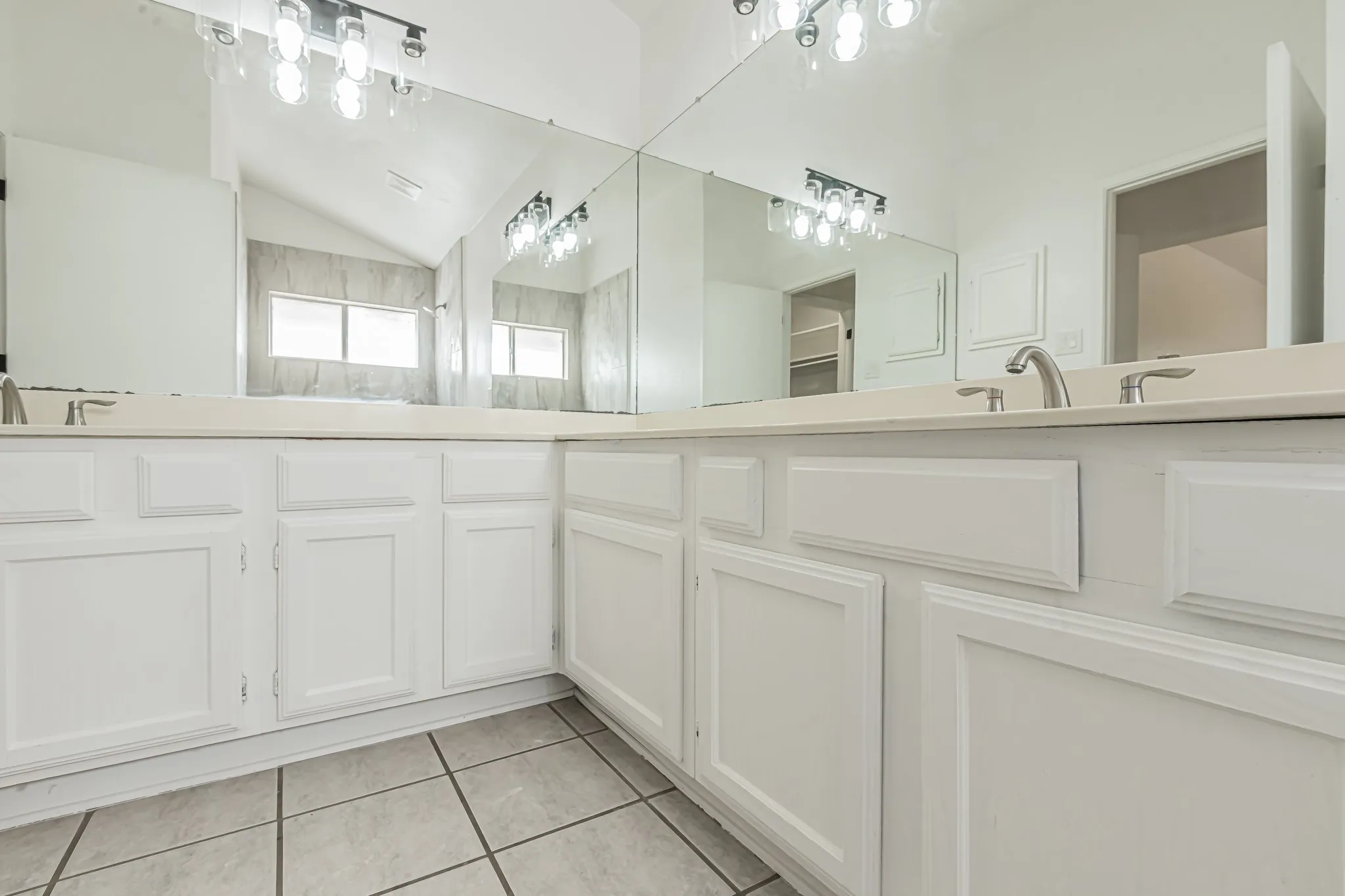 Single Family Residence For Sale in Tarrant County , 5522 Yaupon Drive, Arlington, Texas 76018, 3 Bedroom, 2 Bathroom, 2 Garage spaces, 1,325 Sqft, built in 1984, mls#21389150, Real Estate Agent in Arlington, Homes For Sale in Tarrant county, Homes For Sale in Arlington, Realtor in Arlington Texas, Real Estate Brokerage Independent Realty Texas, Luminita Cordes Realtor