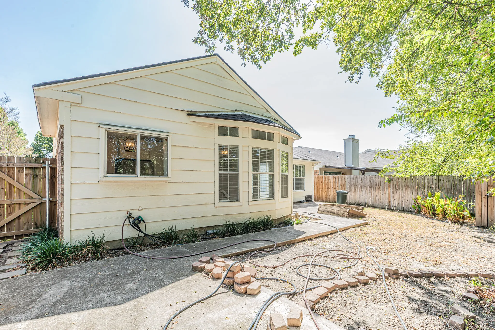 Single Family Residence For Sale in Tarrant County , 5522 Yaupon Drive, Arlington, Texas 76018, 3 Bedroom, 2 Bathroom, 2 Garage spaces, 1,325 Sqft, built in 1984, mls#21389150, Real Estate Agent in Arlington, Homes For Sale in Tarrant county, Homes For Sale in Arlington, Realtor in Arlington Texas, Real Estate Brokerage Independent Realty Texas, Luminita Cordes Realtor