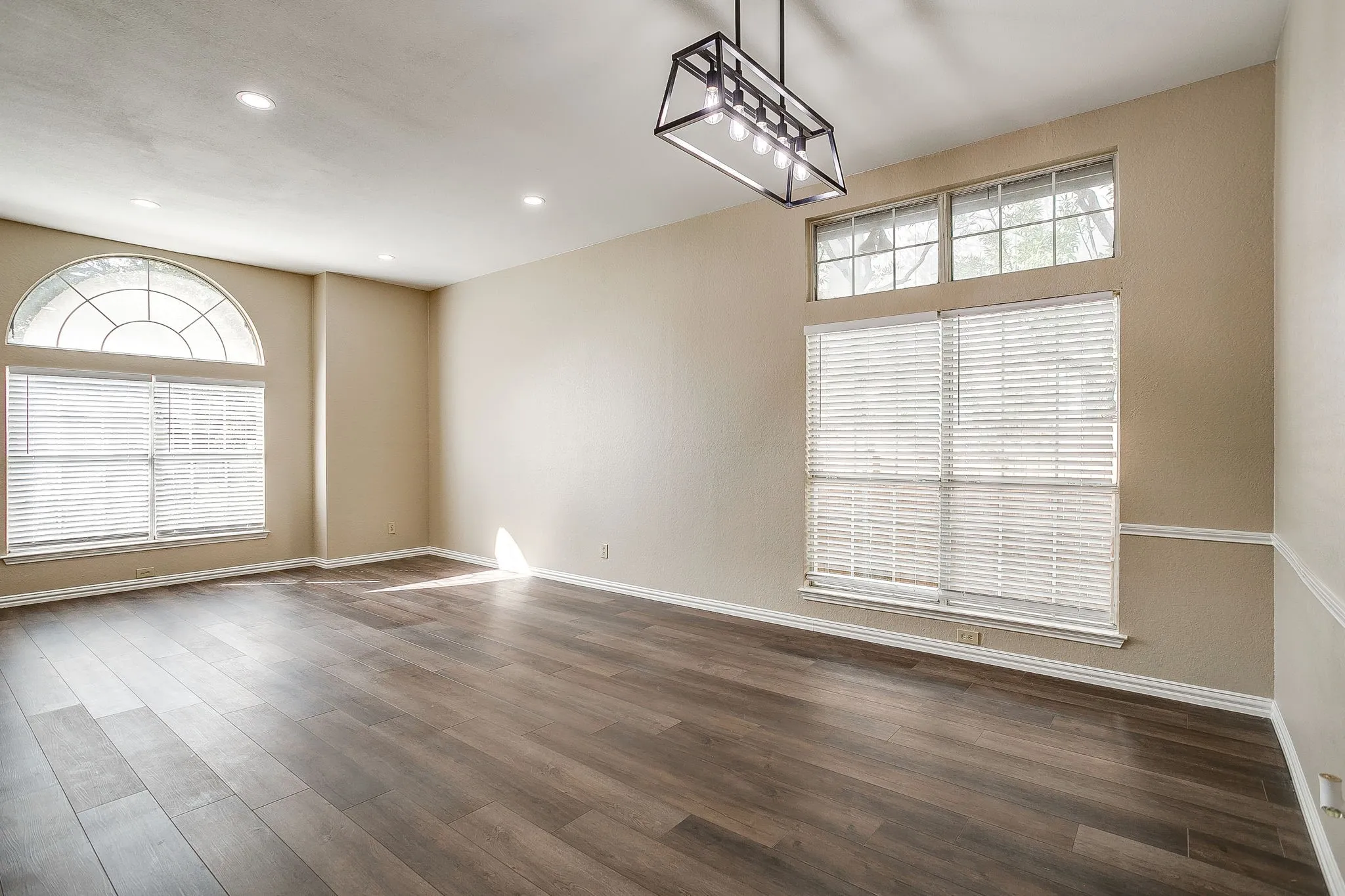 Single Family Residence For Sale in Tarrant County , 7550 Deerlodge Trail, Fort Worth, Texas 76137, 4 Bedroom, 3 Bathroom, 2 Garage spaces, 2,299 Sqft, built in 1989, mls#21374325, Real Estate Agent in Fort Worth, Homes For Sale in Tarrant county, Homes For Sale in Fort Worth, Realtor in Fort Worth Texas, Real Estate Brokerage Independent Realty Texas, Luminita Cordes Realtor