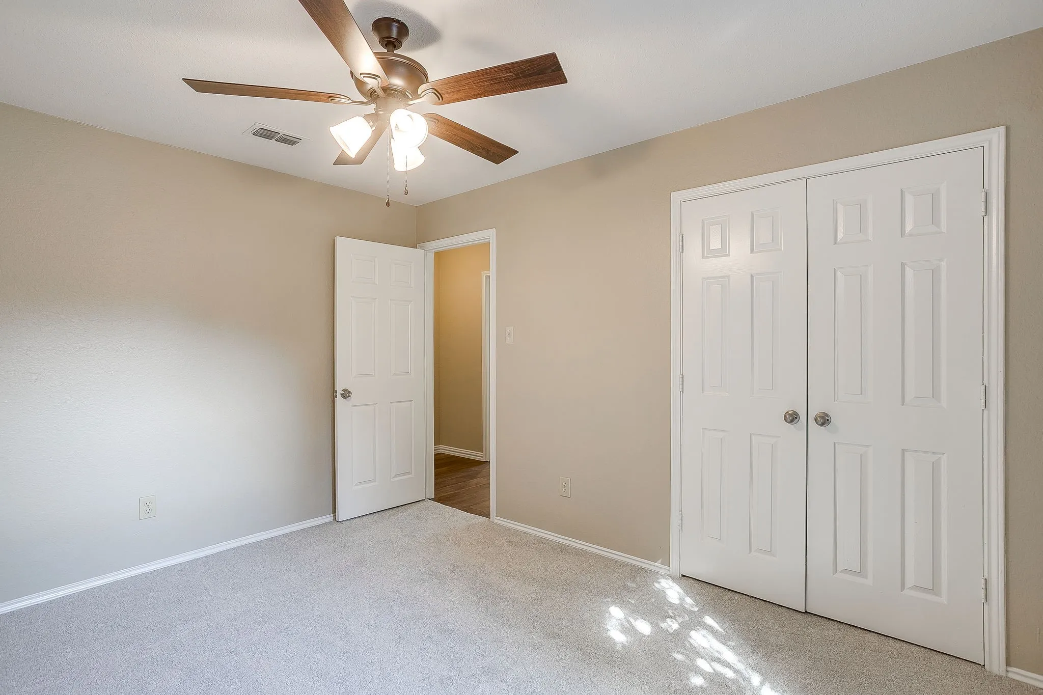 Single Family Residence For Sale in Tarrant County , 7550 Deerlodge Trail, Fort Worth, Texas 76137, 4 Bedroom, 3 Bathroom, 2 Garage spaces, 2,299 Sqft, built in 1989, mls#21374325, Real Estate Agent in Fort Worth, Homes For Sale in Tarrant county, Homes For Sale in Fort Worth, Realtor in Fort Worth Texas, Real Estate Brokerage Independent Realty Texas, Luminita Cordes Realtor