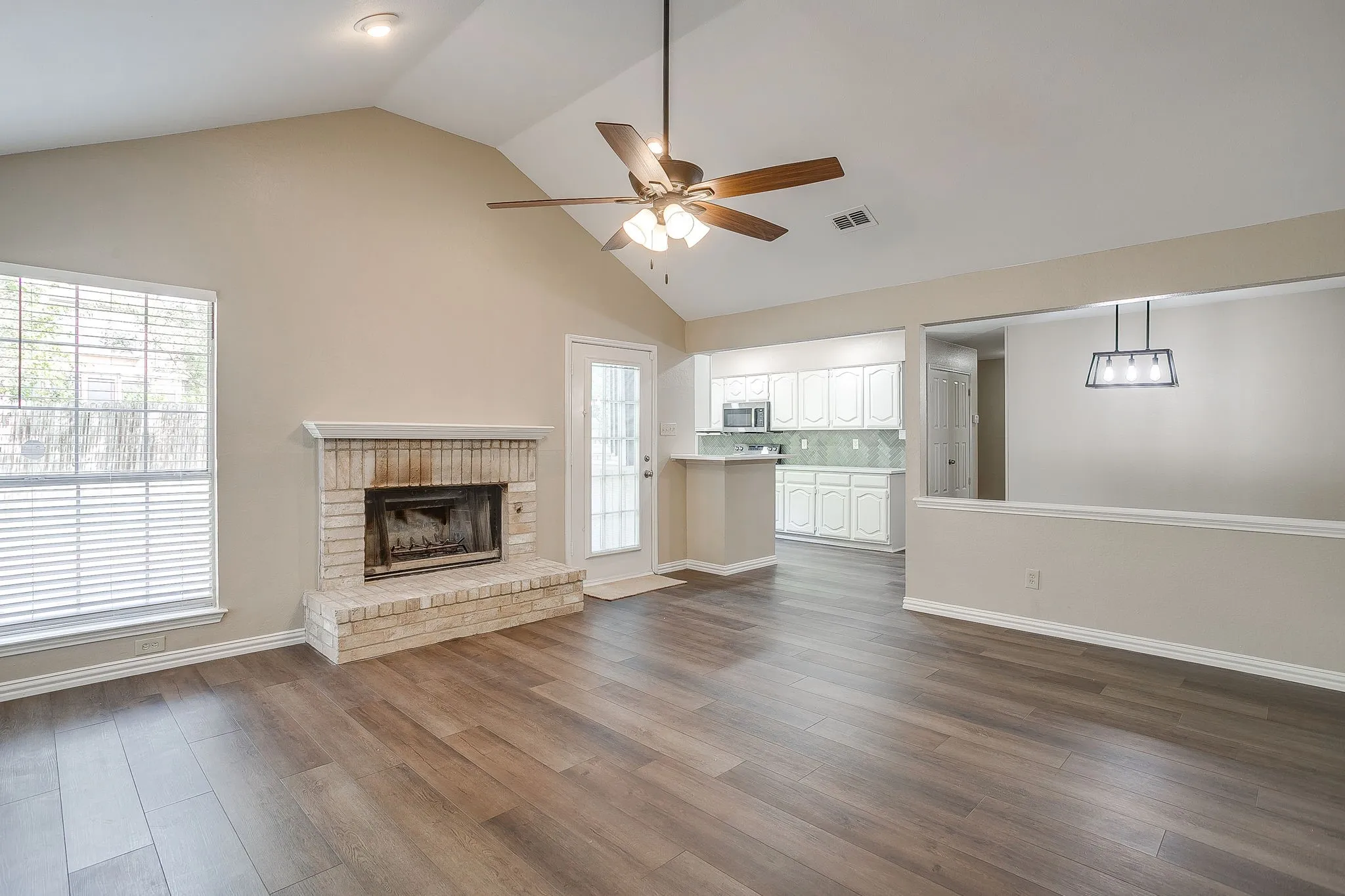 Single Family Residence For Sale in Tarrant County , 7550 Deerlodge Trail, Fort Worth, Texas 76137, 4 Bedroom, 3 Bathroom, 2 Garage spaces, 2,299 Sqft, built in 1989, mls#21374325, Real Estate Agent in Fort Worth, Homes For Sale in Tarrant county, Homes For Sale in Fort Worth, Realtor in Fort Worth Texas, Real Estate Brokerage Independent Realty Texas, Luminita Cordes Realtor