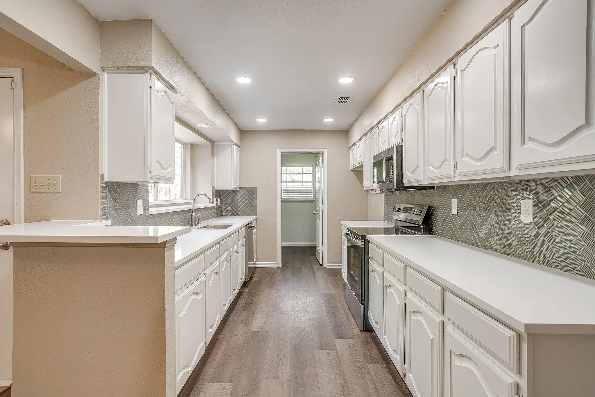 Single Family Residence For Sale in Tarrant County , 7550 Deerlodge Trail, Fort Worth, Texas 76137, 4 Bedroom, 3 Bathroom, 2 Garage spaces, 2,299 Sqft, built in 1989, mls#21374325, Real Estate Agent in Fort Worth, Homes For Sale in Tarrant county, Homes For Sale in Fort Worth, Realtor in Fort Worth Texas, Real Estate Brokerage Independent Realty Texas, Luminita Cordes Realtor