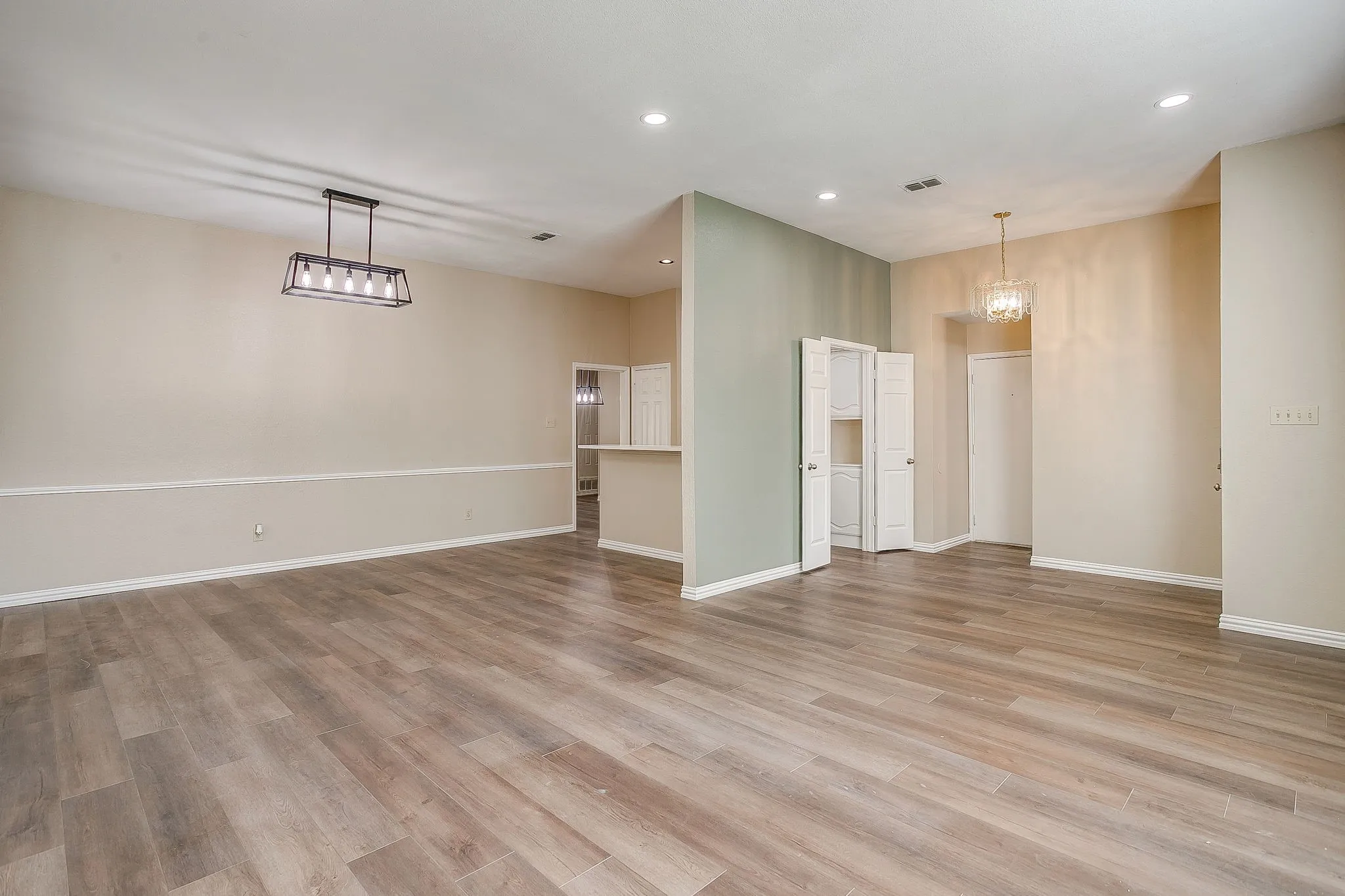 Single Family Residence For Sale in Tarrant County , 7550 Deerlodge Trail, Fort Worth, Texas 76137, 4 Bedroom, 3 Bathroom, 2 Garage spaces, 2,299 Sqft, built in 1989, mls#21374325, Real Estate Agent in Fort Worth, Homes For Sale in Tarrant county, Homes For Sale in Fort Worth, Realtor in Fort Worth Texas, Real Estate Brokerage Independent Realty Texas, Luminita Cordes Realtor