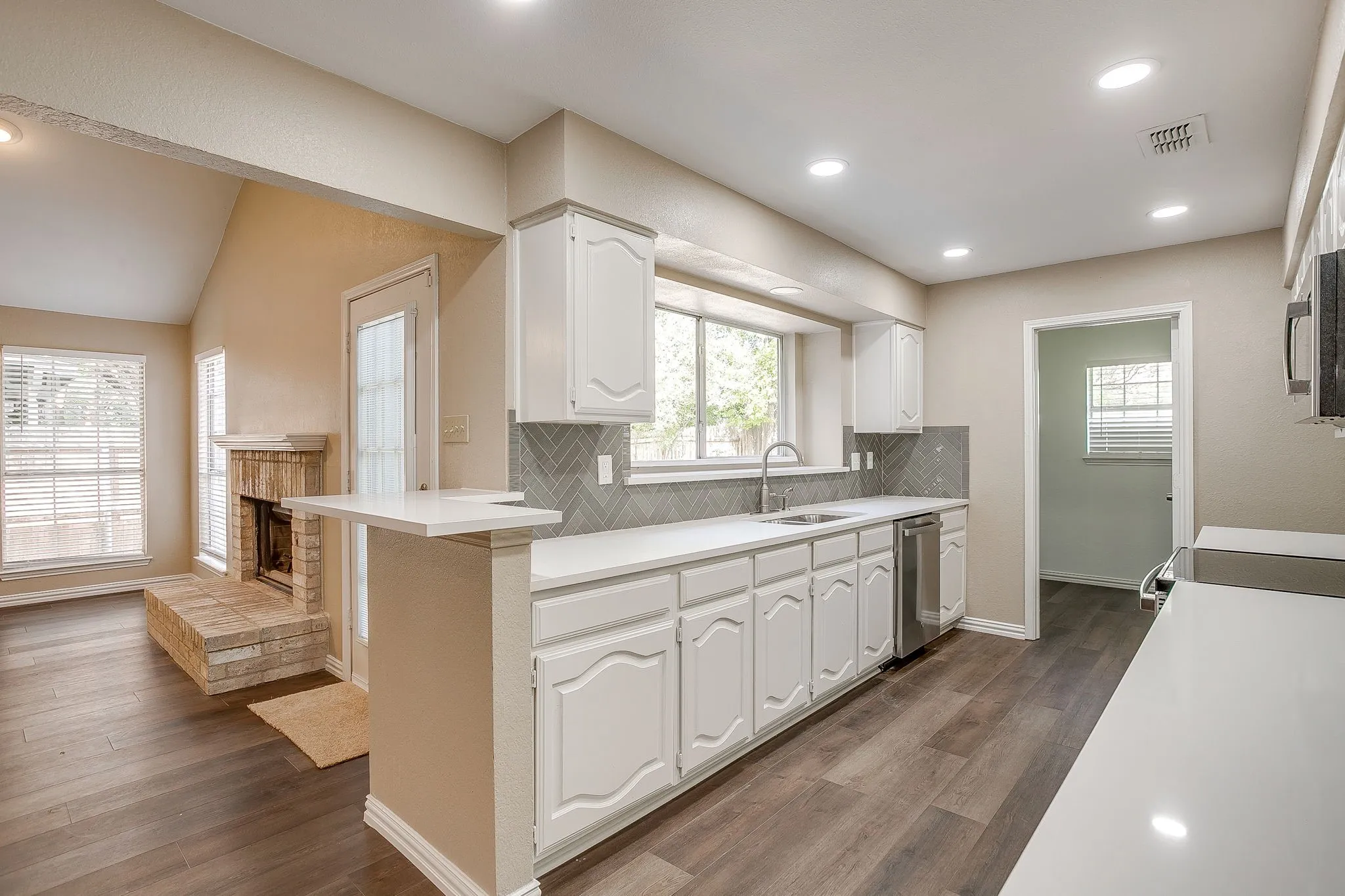 Single Family Residence For Sale in Tarrant County , 7550 Deerlodge Trail, Fort Worth, Texas 76137, 4 Bedroom, 3 Bathroom, 2 Garage spaces, 2,299 Sqft, built in 1989, mls#21374325, Real Estate Agent in Fort Worth, Homes For Sale in Tarrant county, Homes For Sale in Fort Worth, Realtor in Fort Worth Texas, Real Estate Brokerage Independent Realty Texas, Luminita Cordes Realtor