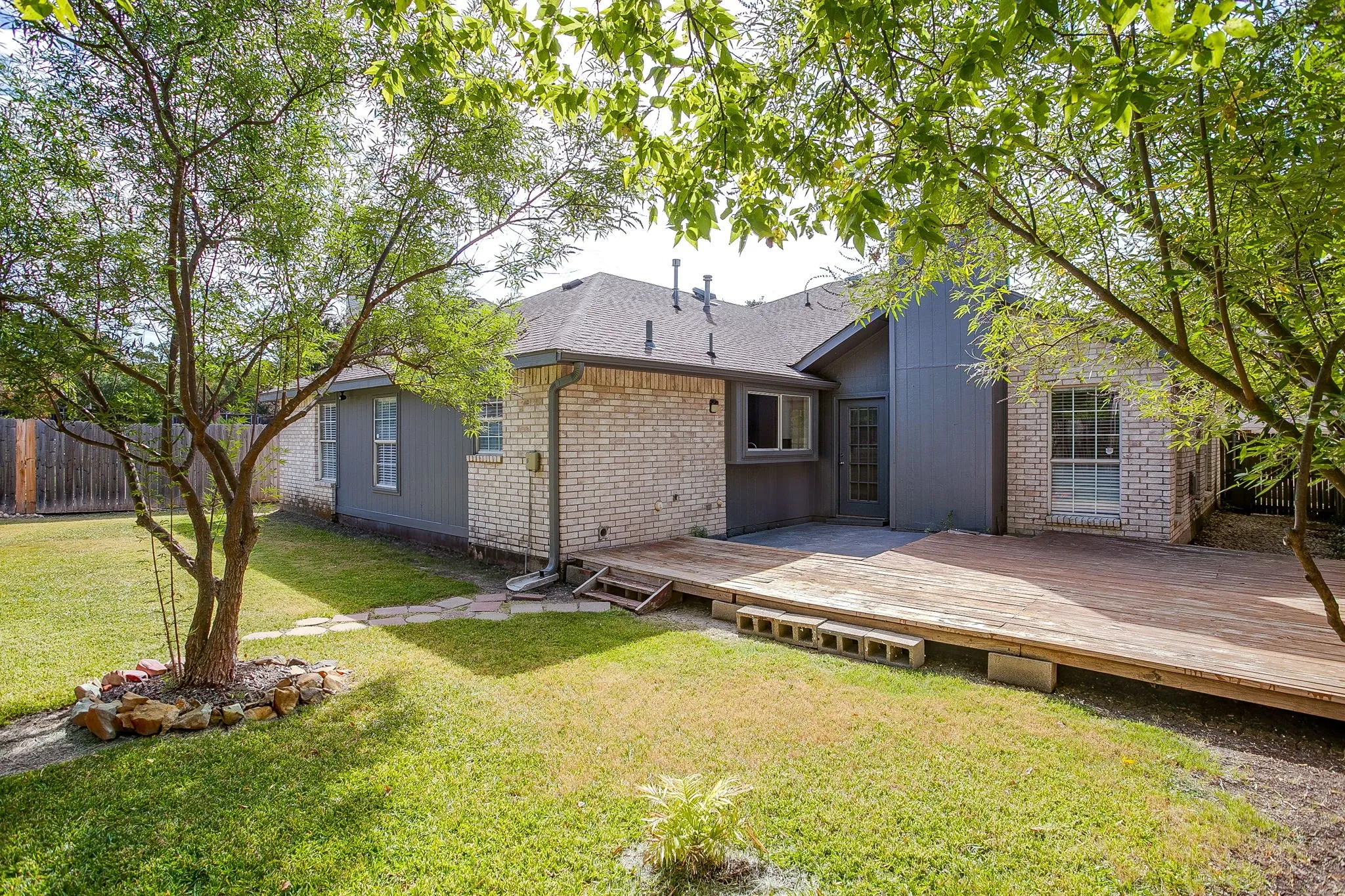 Single Family Residence For Sale in Tarrant County , 7550 Deerlodge Trail, Fort Worth, Texas 76137, 4 Bedroom, 3 Bathroom, 2 Garage spaces, 2,299 Sqft, built in 1989, mls#21374325, Real Estate Agent in Fort Worth, Homes For Sale in Tarrant county, Homes For Sale in Fort Worth, Realtor in Fort Worth Texas, Real Estate Brokerage Independent Realty Texas, Luminita Cordes Realtor