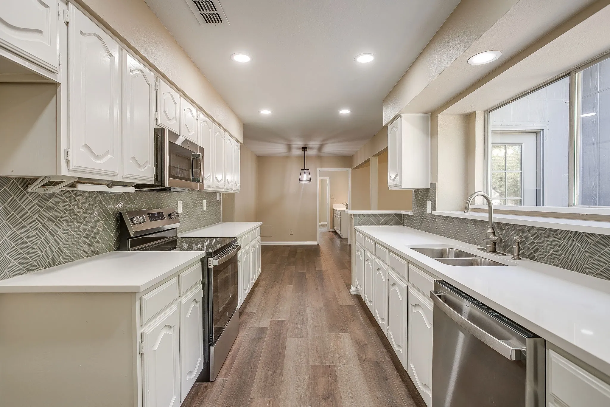 Single Family Residence For Sale in Tarrant County , 7550 Deerlodge Trail, Fort Worth, Texas 76137, 4 Bedroom, 3 Bathroom, 2 Garage spaces, 2,299 Sqft, built in 1989, mls#21374325, Real Estate Agent in Fort Worth, Homes For Sale in Tarrant county, Homes For Sale in Fort Worth, Realtor in Fort Worth Texas, Real Estate Brokerage Independent Realty Texas, Luminita Cordes Realtor