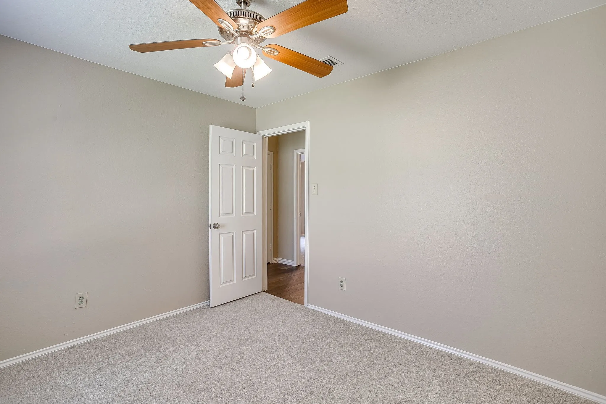 Single Family Residence For Sale in Tarrant County , 7550 Deerlodge Trail, Fort Worth, Texas 76137, 4 Bedroom, 3 Bathroom, 2 Garage spaces, 2,299 Sqft, built in 1989, mls#21374325, Real Estate Agent in Fort Worth, Homes For Sale in Tarrant county, Homes For Sale in Fort Worth, Realtor in Fort Worth Texas, Real Estate Brokerage Independent Realty Texas, Luminita Cordes Realtor