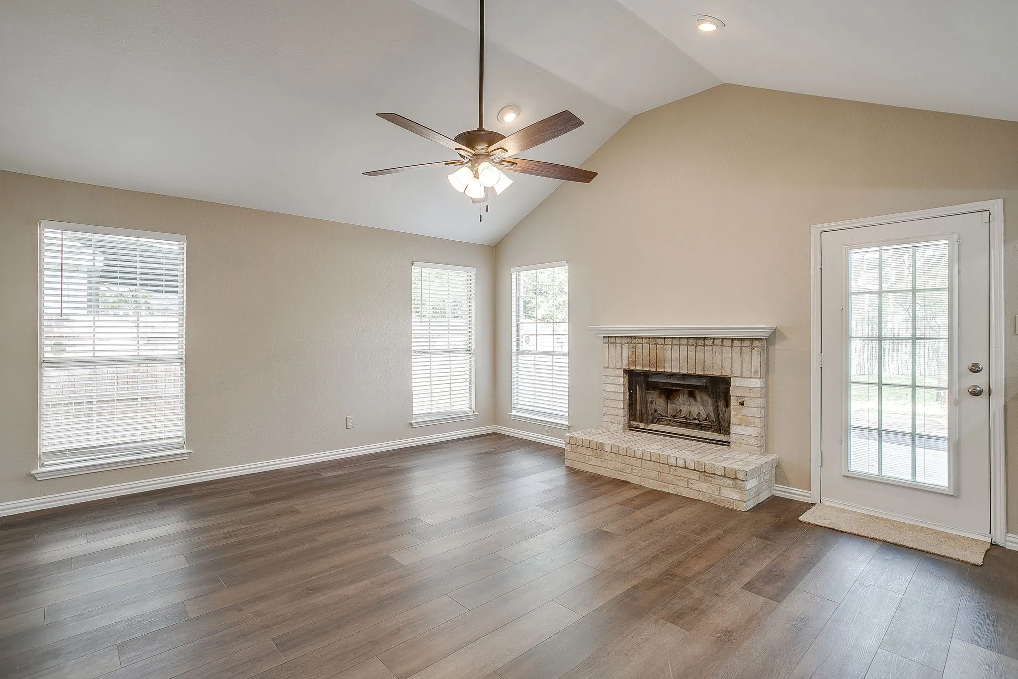 Single Family Residence For Sale in Tarrant County , 7550 Deerlodge Trail, Fort Worth, Texas 76137, 4 Bedroom, 3 Bathroom, 2 Garage spaces, 2,299 Sqft, built in 1989, mls#21374325, Real Estate Agent in Fort Worth, Homes For Sale in Tarrant county, Homes For Sale in Fort Worth, Realtor in Fort Worth Texas, Real Estate Brokerage Independent Realty Texas, Luminita Cordes Realtor