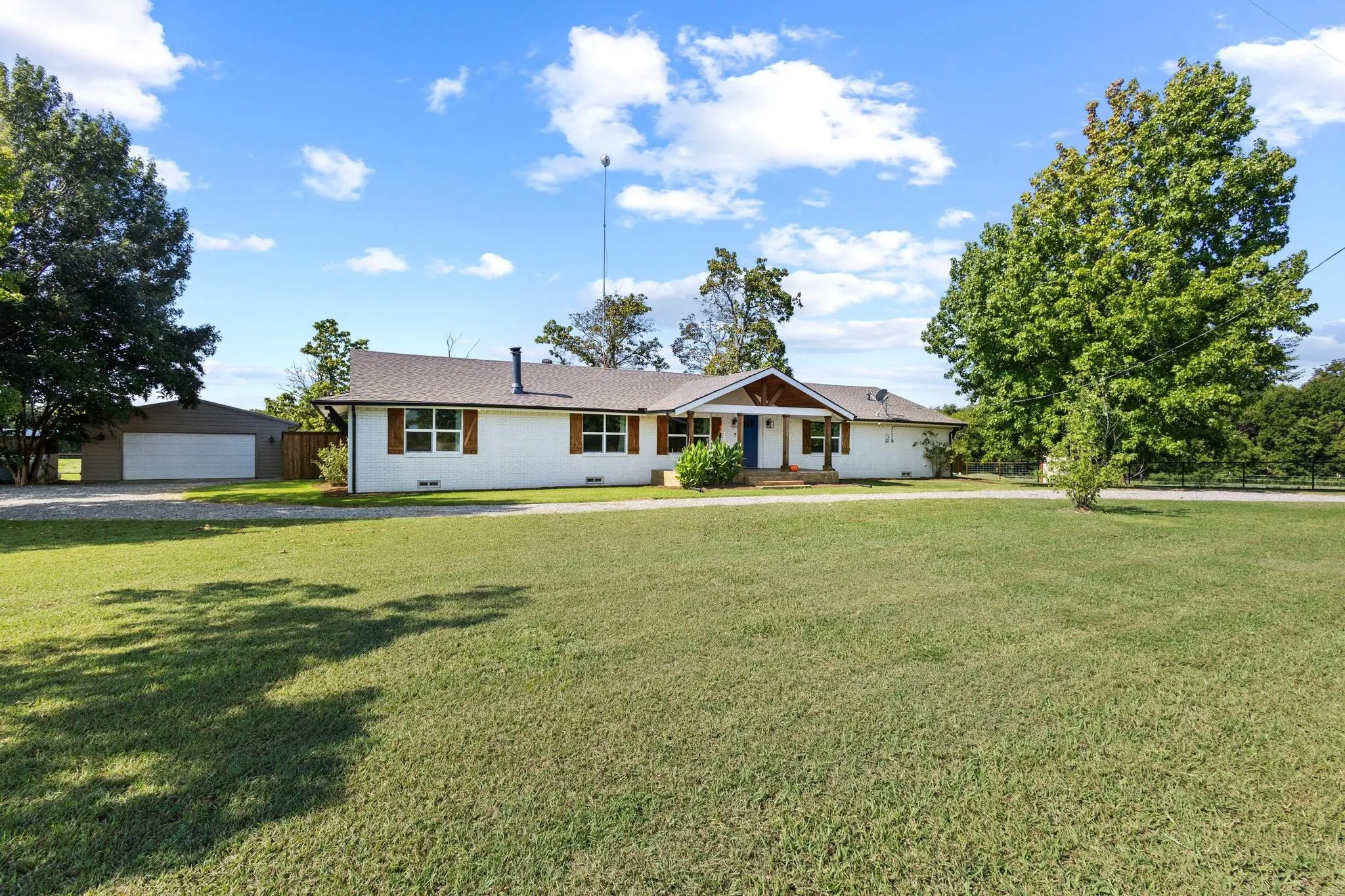 Single Family Residence For Sale in Fannin County , 11731 NW State Highway 11, Whitewright, Texas 75491, 3 Bedroom, 2 Bathroom, 2 Garage spaces, 2,400 Sqft, built in 1942, mls#21386507, Real Estate Agent in Whitewright, Homes For Sale in Fannin county, Homes For Sale in Whitewright, Realtor in Whitewright Texas, Real Estate Brokerage Independent Realty Texas, Luminita Cordes Realtor